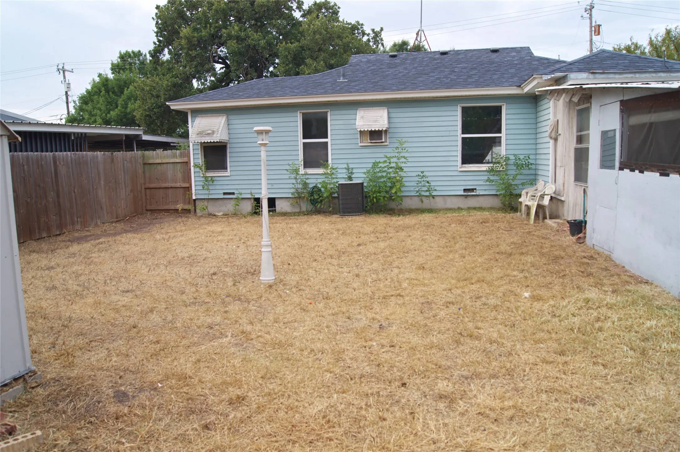 Single Family Residence For Sale in Coryell County , 2407 Oak Drive, Gatesville, Texas 76528, 3 Bedroom, 1 Bathroom, 1 Garage spaces, 1,362 Sqft, built in 1950, mls#21348898, Real Estate Agent in Gatesville, Homes For Sale in Coryell county, Homes For Sale in Gatesville, Realtor in Gatesville Texas, Real Estate Brokerage Independent Realty Texas, Luminita Cordes Realtor