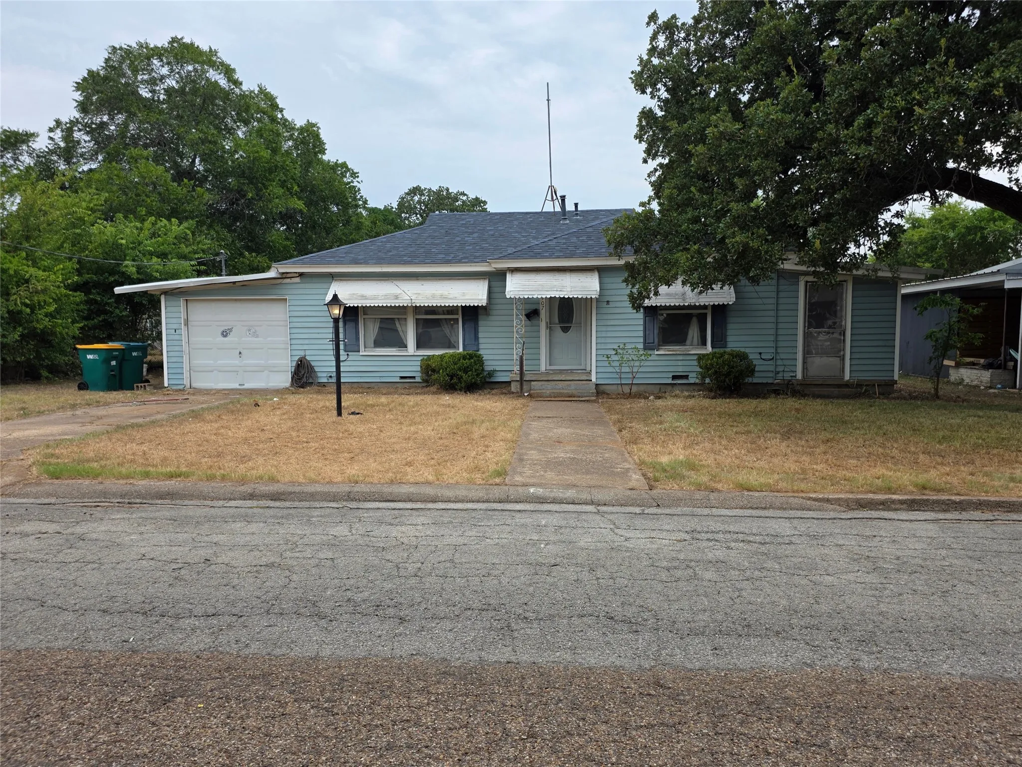 Single Family Residence For Sale in Coryell County , 2407 Oak Drive, Gatesville, Texas 76528, 3 Bedroom, 1 Bathroom, 1 Garage spaces, 1,362 Sqft, built in 1950, mls#21348898, Real Estate Agent in Gatesville, Homes For Sale in Coryell county, Homes For Sale in Gatesville, Realtor in Gatesville Texas, Real Estate Brokerage Independent Realty Texas, Luminita Cordes Realtor