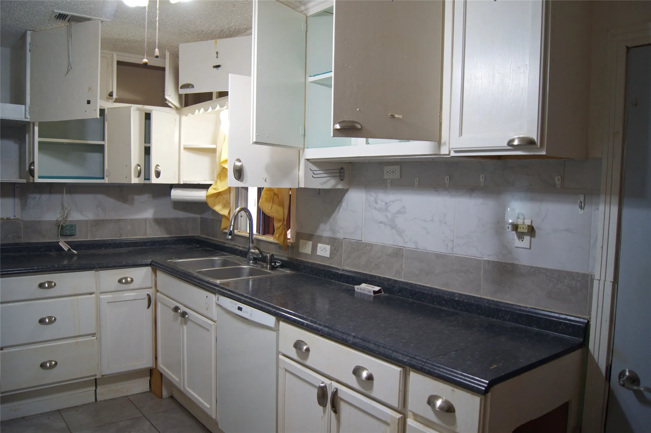 Single Family Residence For Sale in Coryell County , 2407 Oak Drive, Gatesville, Texas 76528, 3 Bedroom, 1 Bathroom, 1 Garage spaces, 1,362 Sqft, built in 1950, mls#21348898, Real Estate Agent in Gatesville, Homes For Sale in Coryell county, Homes For Sale in Gatesville, Realtor in Gatesville Texas, Real Estate Brokerage Independent Realty Texas, Luminita Cordes Realtor