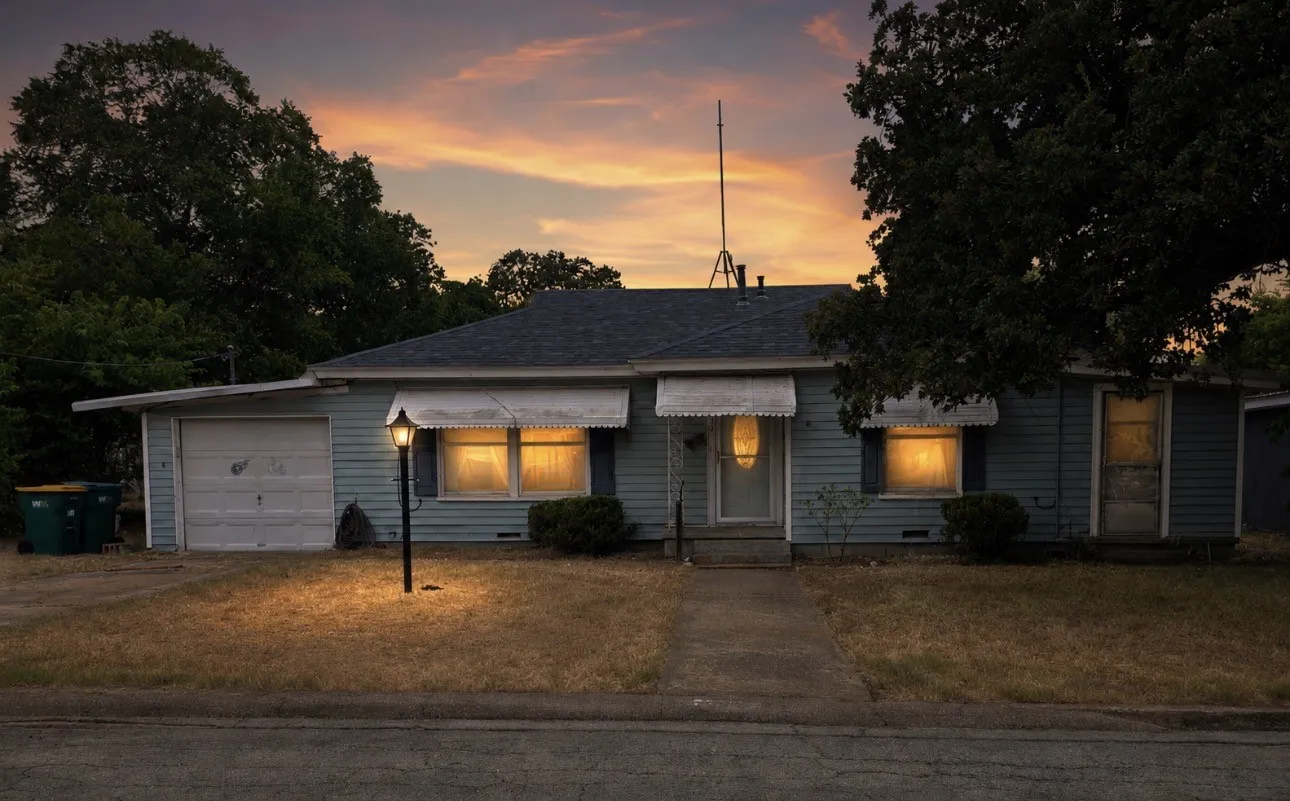 Single Family Residence For Sale in Coryell County , 2407 Oak Drive, Gatesville, Texas 76528, 3 Bedroom, 1 Bathroom, 1 Garage spaces, 1,362 Sqft, built in 1950, mls#21348898, Real Estate Agent in Gatesville, Homes For Sale in Coryell county, Homes For Sale in Gatesville, Realtor in Gatesville Texas, Real Estate Brokerage Independent Realty Texas, Luminita Cordes Realtor