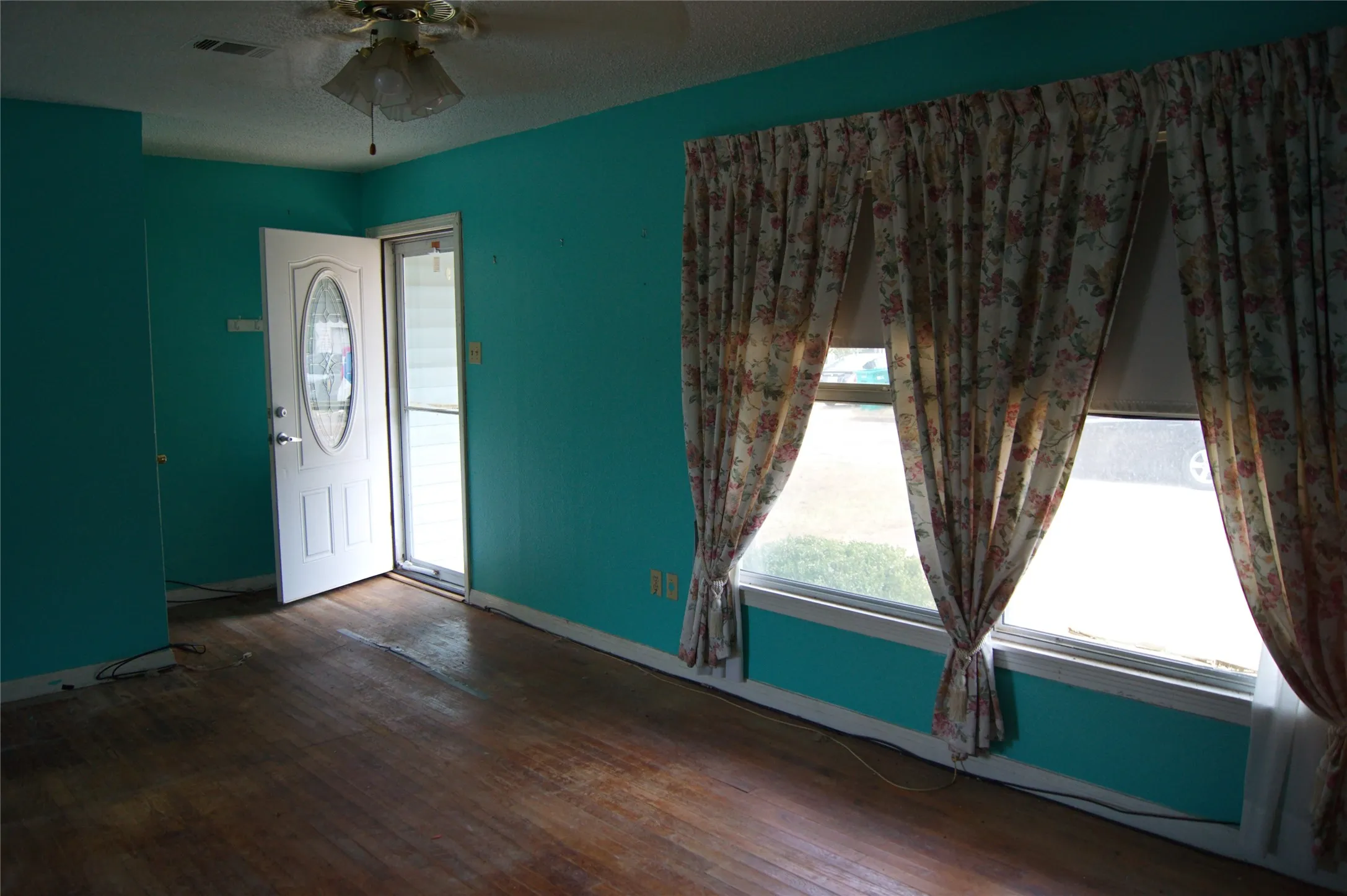 Single Family Residence For Sale in Coryell County , 2407 Oak Drive, Gatesville, Texas 76528, 3 Bedroom, 1 Bathroom, 1 Garage spaces, 1,362 Sqft, built in 1950, mls#21348898, Real Estate Agent in Gatesville, Homes For Sale in Coryell county, Homes For Sale in Gatesville, Realtor in Gatesville Texas, Real Estate Brokerage Independent Realty Texas, Luminita Cordes Realtor