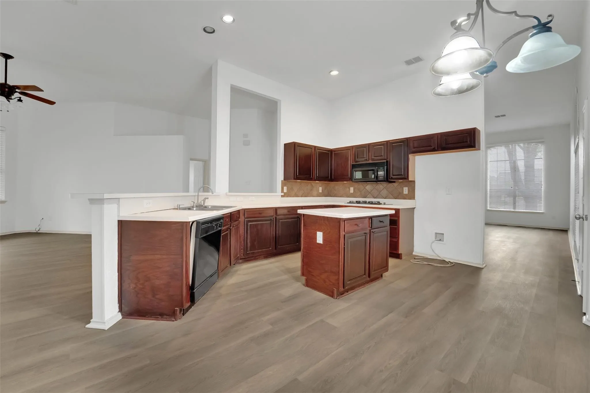 Single Family Residence For Rent in Dallas County , 5106 Petersburg Drive, Rowlett, Texas 75088, 4 Bedroom, 2 Bathroom, 2 Garage spaces, 1,996 Sqft, built in 1999, mls#21359708, Real Estate Agent in Rowlett, Homes For Rent in Dallas county, Homes For Rent in Rowlett, Realtor in Rowlett Texas, Real Estate Brokerage Independent Realty Texas, Luminita Cordes Realtor