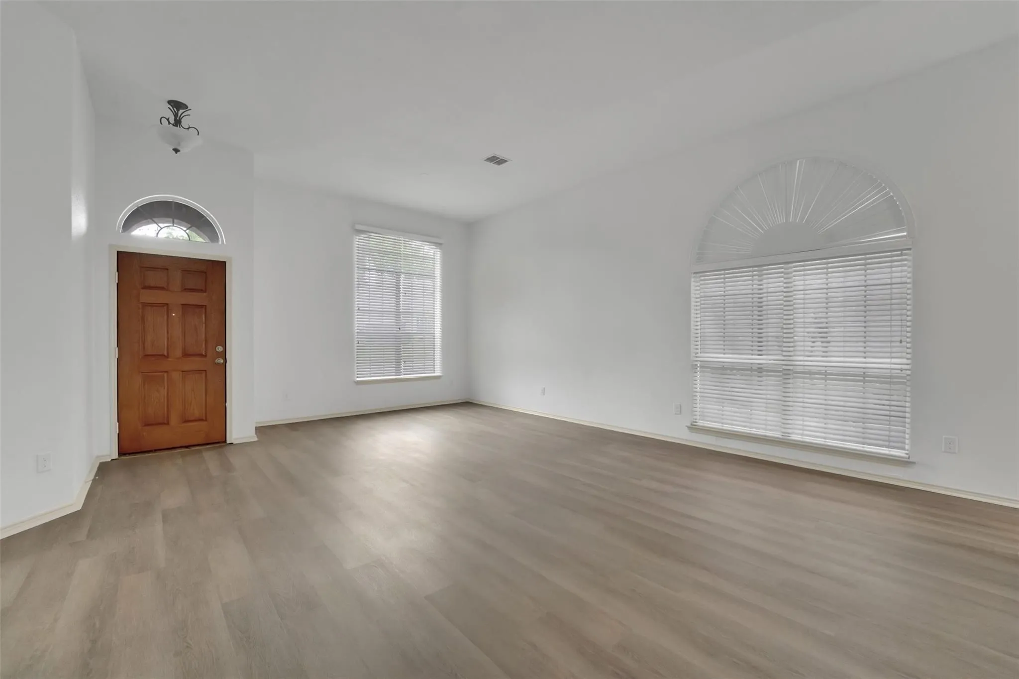 Single Family Residence For Rent in Dallas County , 5106 Petersburg Drive, Rowlett, Texas 75088, 4 Bedroom, 2 Bathroom, 2 Garage spaces, 1,996 Sqft, built in 1999, mls#21359708, Real Estate Agent in Rowlett, Homes For Rent in Dallas county, Homes For Rent in Rowlett, Realtor in Rowlett Texas, Real Estate Brokerage Independent Realty Texas, Luminita Cordes Realtor