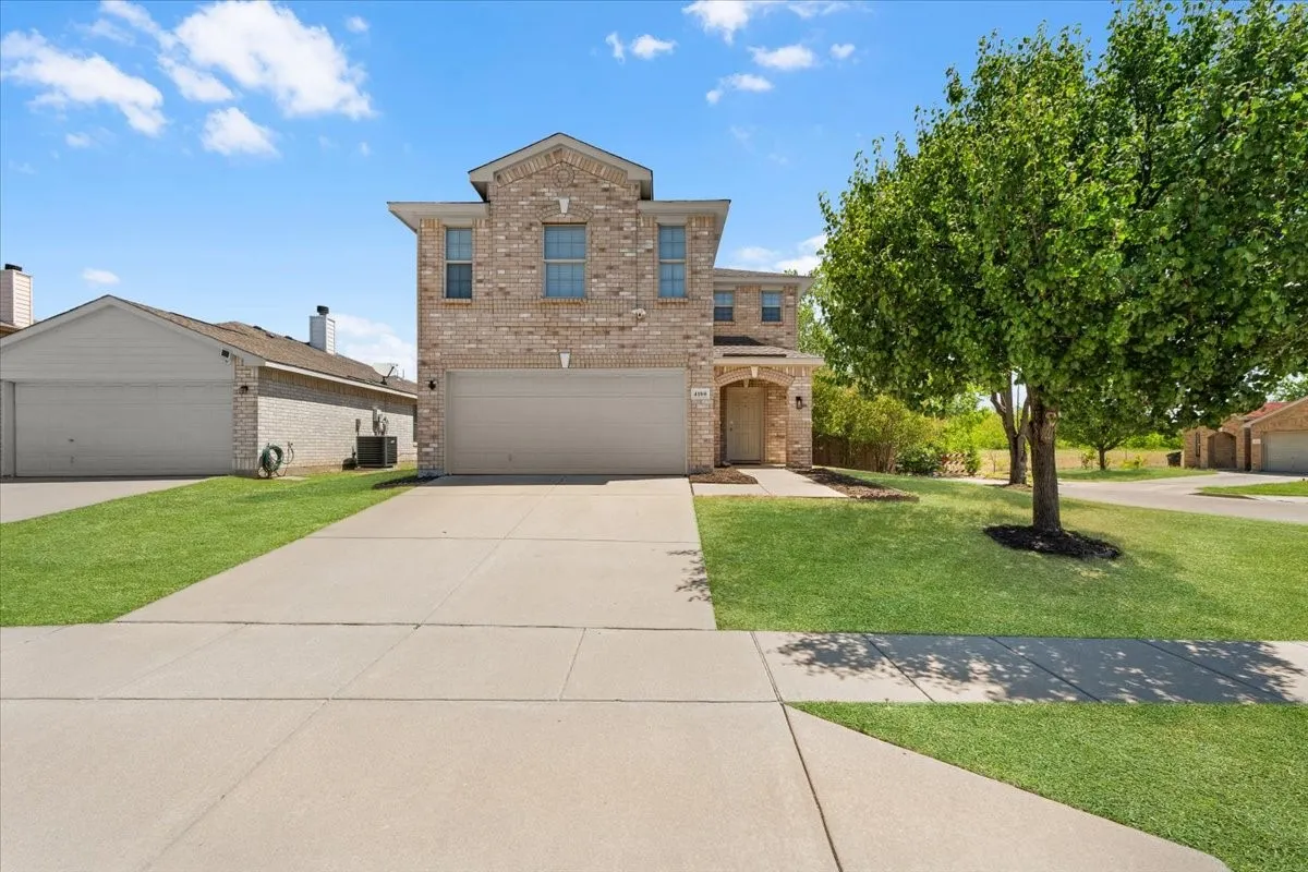 Single Family Residence For Sale in Tarrant County , 4100 Calamar Street, Fort Worth, Texas 76106, 3 Bedroom, 3 Bathroom, 2 Garage spaces, 1,990 Sqft, built in 2006, mls#21355321, Real Estate Agent in Fort Worth, Homes For Sale in Tarrant county, Homes For Sale in Fort Worth, Realtor in Fort Worth Texas, Real Estate Brokerage Independent Realty Texas, Luminita Cordes Realtor
