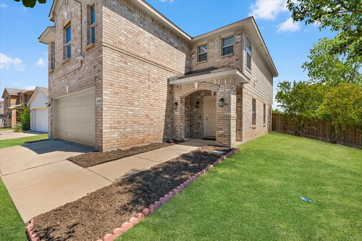 Single Family Residence For Sale in Tarrant County , 4100 Calamar Street, Fort Worth, Texas 76106, 3 Bedroom, 3 Bathroom, 2 Garage spaces, 1,990 Sqft, built in 2006, mls#21355321, Real Estate Agent in Fort Worth, Homes For Sale in Tarrant county, Homes For Sale in Fort Worth, Realtor in Fort Worth Texas, Real Estate Brokerage Independent Realty Texas, Luminita Cordes Realtor