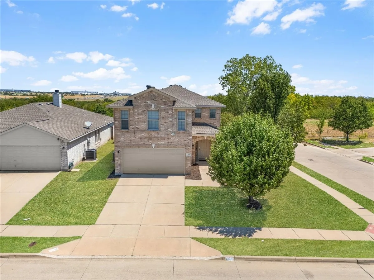 Single Family Residence For Sale in Tarrant County , 4100 Calamar Street, Fort Worth, Texas 76106, 3 Bedroom, 3 Bathroom, 2 Garage spaces, 1,990 Sqft, built in 2006, mls#21355321, Real Estate Agent in Fort Worth, Homes For Sale in Tarrant county, Homes For Sale in Fort Worth, Realtor in Fort Worth Texas, Real Estate Brokerage Independent Realty Texas, Luminita Cordes Realtor