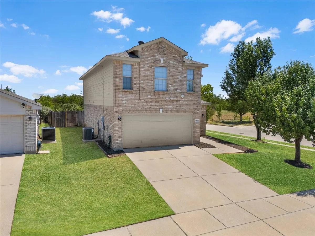 Single Family Residence For Sale in Tarrant County , 4100 Calamar Street, Fort Worth, Texas 76106, 3 Bedroom, 3 Bathroom, 2 Garage spaces, 1,990 Sqft, built in 2006, mls#21355321, Real Estate Agent in Fort Worth, Homes For Sale in Tarrant county, Homes For Sale in Fort Worth, Realtor in Fort Worth Texas, Real Estate Brokerage Independent Realty Texas, Luminita Cordes Realtor