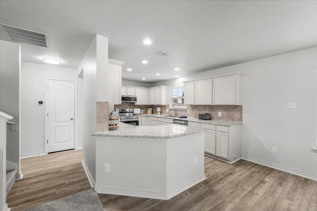 Single Family Residence For Sale in Tarrant County , 4100 Calamar Street, Fort Worth, Texas 76106, 3 Bedroom, 3 Bathroom, 2 Garage spaces, 1,990 Sqft, built in 2006, mls#21355321, Real Estate Agent in Fort Worth, Homes For Sale in Tarrant county, Homes For Sale in Fort Worth, Realtor in Fort Worth Texas, Real Estate Brokerage Independent Realty Texas, Luminita Cordes Realtor