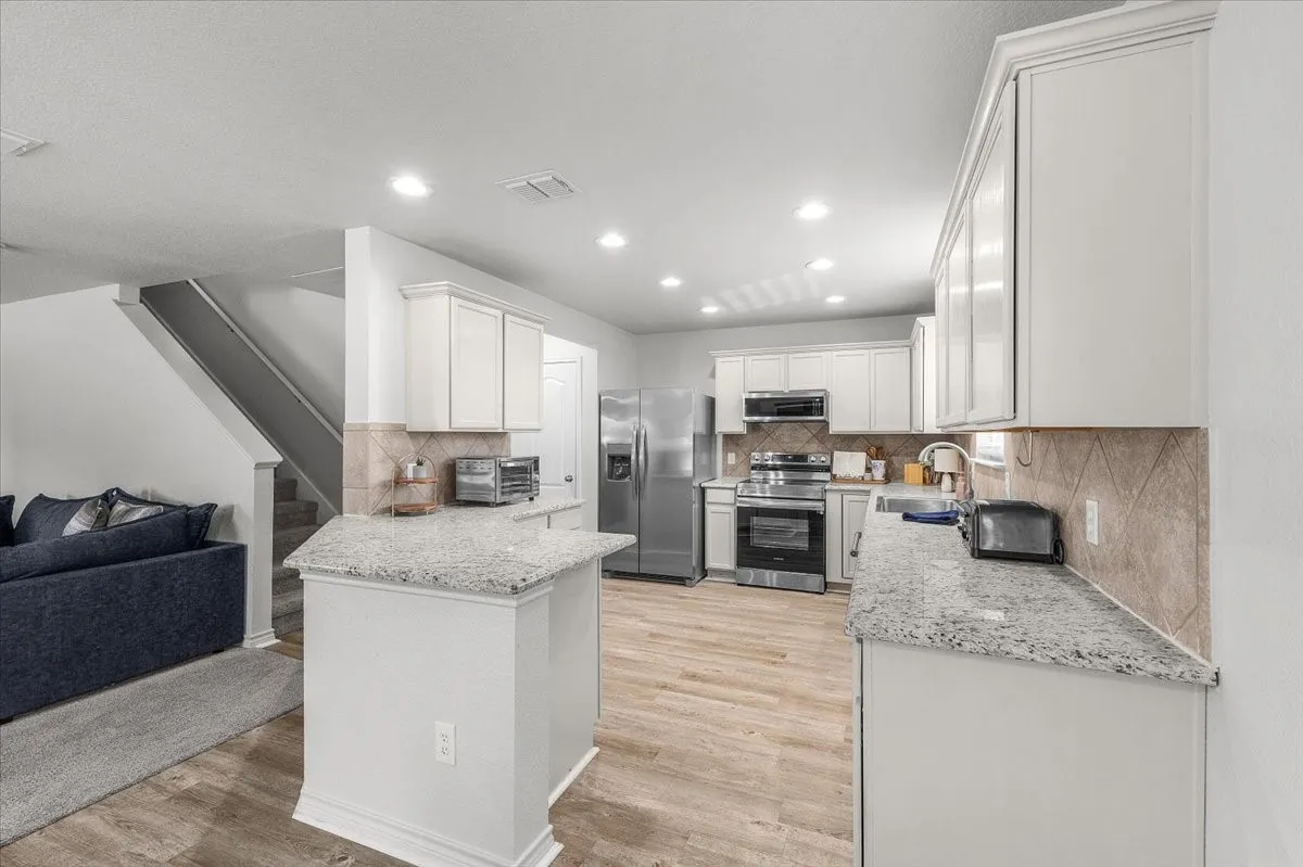 Single Family Residence For Sale in Tarrant County , 4100 Calamar Street, Fort Worth, Texas 76106, 3 Bedroom, 3 Bathroom, 2 Garage spaces, 1,990 Sqft, built in 2006, mls#21355321, Real Estate Agent in Fort Worth, Homes For Sale in Tarrant county, Homes For Sale in Fort Worth, Realtor in Fort Worth Texas, Real Estate Brokerage Independent Realty Texas, Luminita Cordes Realtor