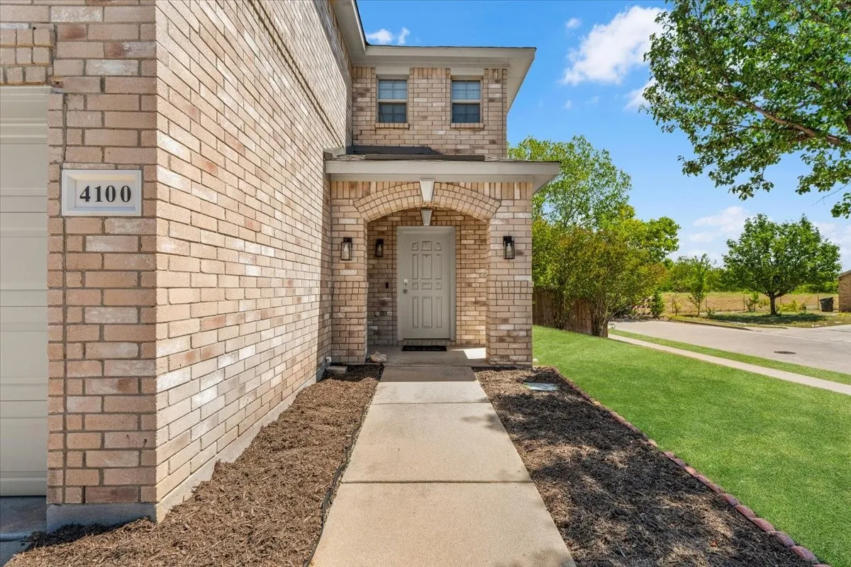 Single Family Residence For Sale in Tarrant County , 4100 Calamar Street, Fort Worth, Texas 76106, 3 Bedroom, 3 Bathroom, 2 Garage spaces, 1,990 Sqft, built in 2006, mls#21355321, Real Estate Agent in Fort Worth, Homes For Sale in Tarrant county, Homes For Sale in Fort Worth, Realtor in Fort Worth Texas, Real Estate Brokerage Independent Realty Texas, Luminita Cordes Realtor