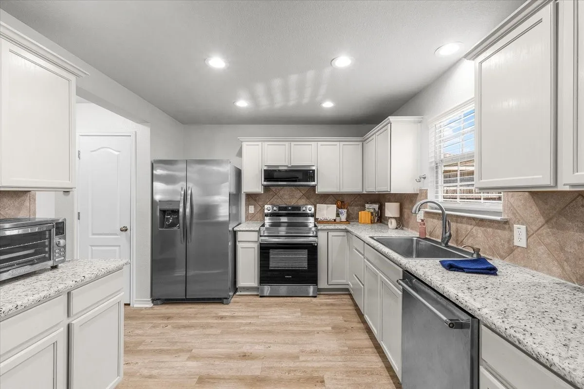 Single Family Residence For Sale in Tarrant County , 4100 Calamar Street, Fort Worth, Texas 76106, 3 Bedroom, 3 Bathroom, 2 Garage spaces, 1,990 Sqft, built in 2006, mls#21355321, Real Estate Agent in Fort Worth, Homes For Sale in Tarrant county, Homes For Sale in Fort Worth, Realtor in Fort Worth Texas, Real Estate Brokerage Independent Realty Texas, Luminita Cordes Realtor