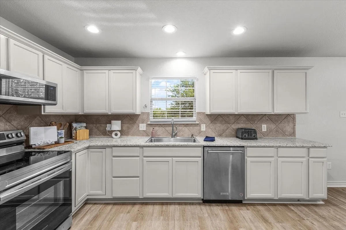 Single Family Residence For Sale in Tarrant County , 4100 Calamar Street, Fort Worth, Texas 76106, 3 Bedroom, 3 Bathroom, 2 Garage spaces, 1,990 Sqft, built in 2006, mls#21355321, Real Estate Agent in Fort Worth, Homes For Sale in Tarrant county, Homes For Sale in Fort Worth, Realtor in Fort Worth Texas, Real Estate Brokerage Independent Realty Texas, Luminita Cordes Realtor