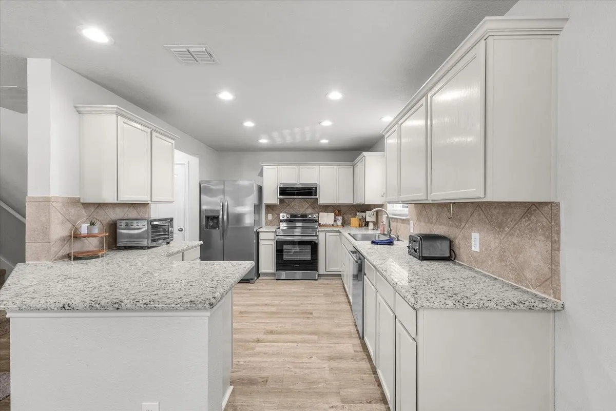 Single Family Residence For Sale in Tarrant County , 4100 Calamar Street, Fort Worth, Texas 76106, 3 Bedroom, 3 Bathroom, 2 Garage spaces, 1,990 Sqft, built in 2006, mls#21355321, Real Estate Agent in Fort Worth, Homes For Sale in Tarrant county, Homes For Sale in Fort Worth, Realtor in Fort Worth Texas, Real Estate Brokerage Independent Realty Texas, Luminita Cordes Realtor