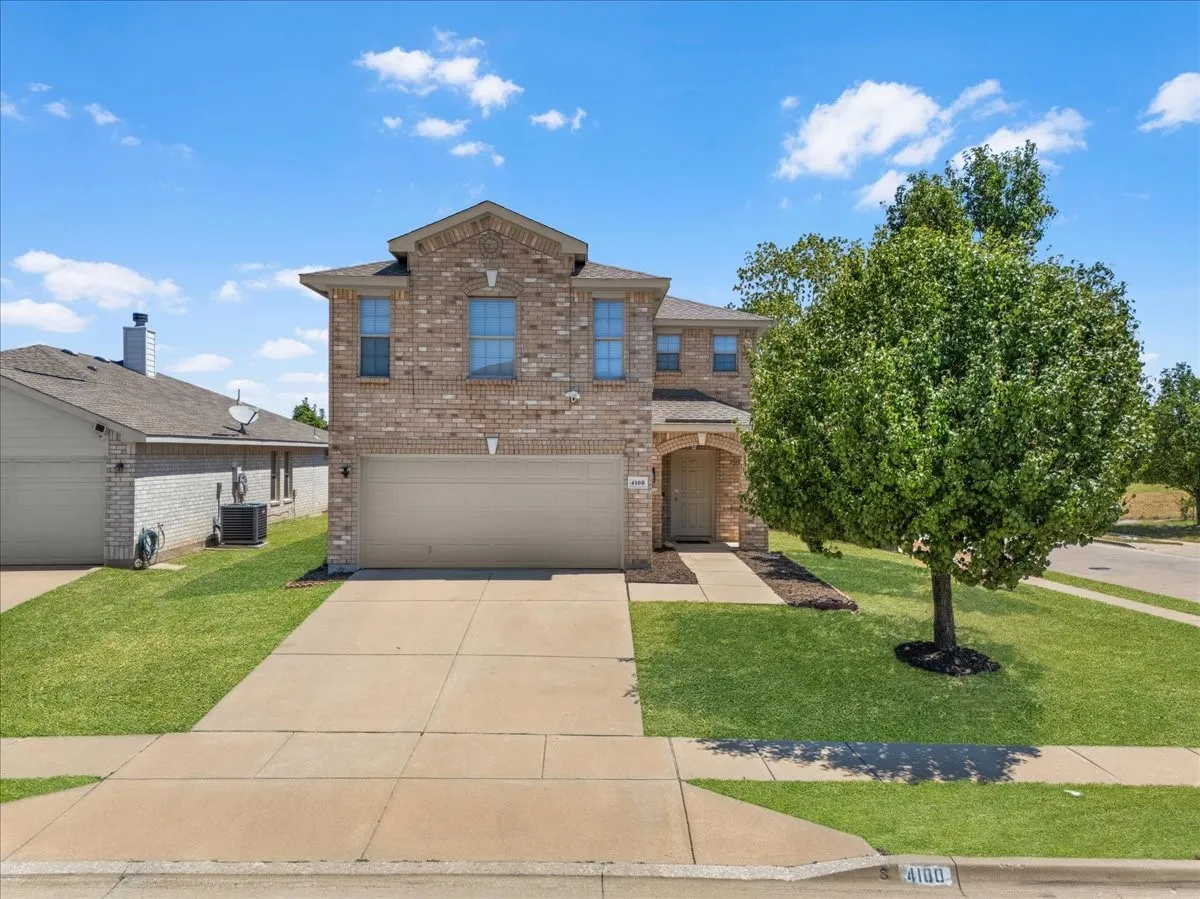 Single Family Residence For Sale in Tarrant County , 4100 Calamar Street, Fort Worth, Texas 76106, 3 Bedroom, 3 Bathroom, 2 Garage spaces, 1,990 Sqft, built in 2006, mls#21355321, Real Estate Agent in Fort Worth, Homes For Sale in Tarrant county, Homes For Sale in Fort Worth, Realtor in Fort Worth Texas, Real Estate Brokerage Independent Realty Texas, Luminita Cordes Realtor
