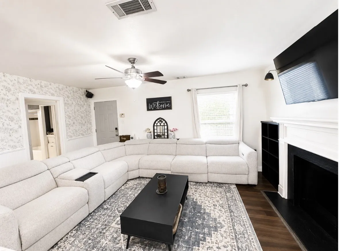 Single Family Residence For Sale in Tarrant County , 4024 Calmont Avenue, Fort Worth, Texas 76107, 4 Bedroom, 2 Bathroom, 1 Garage spaces, 1,743 Sqft, built in 1940, mls#21356148, Real Estate Agent in Fort Worth, Homes For Sale in Tarrant county, Homes For Sale in Fort Worth, Realtor in Fort Worth Texas, Real Estate Brokerage Independent Realty Texas, Luminita Cordes Realtor