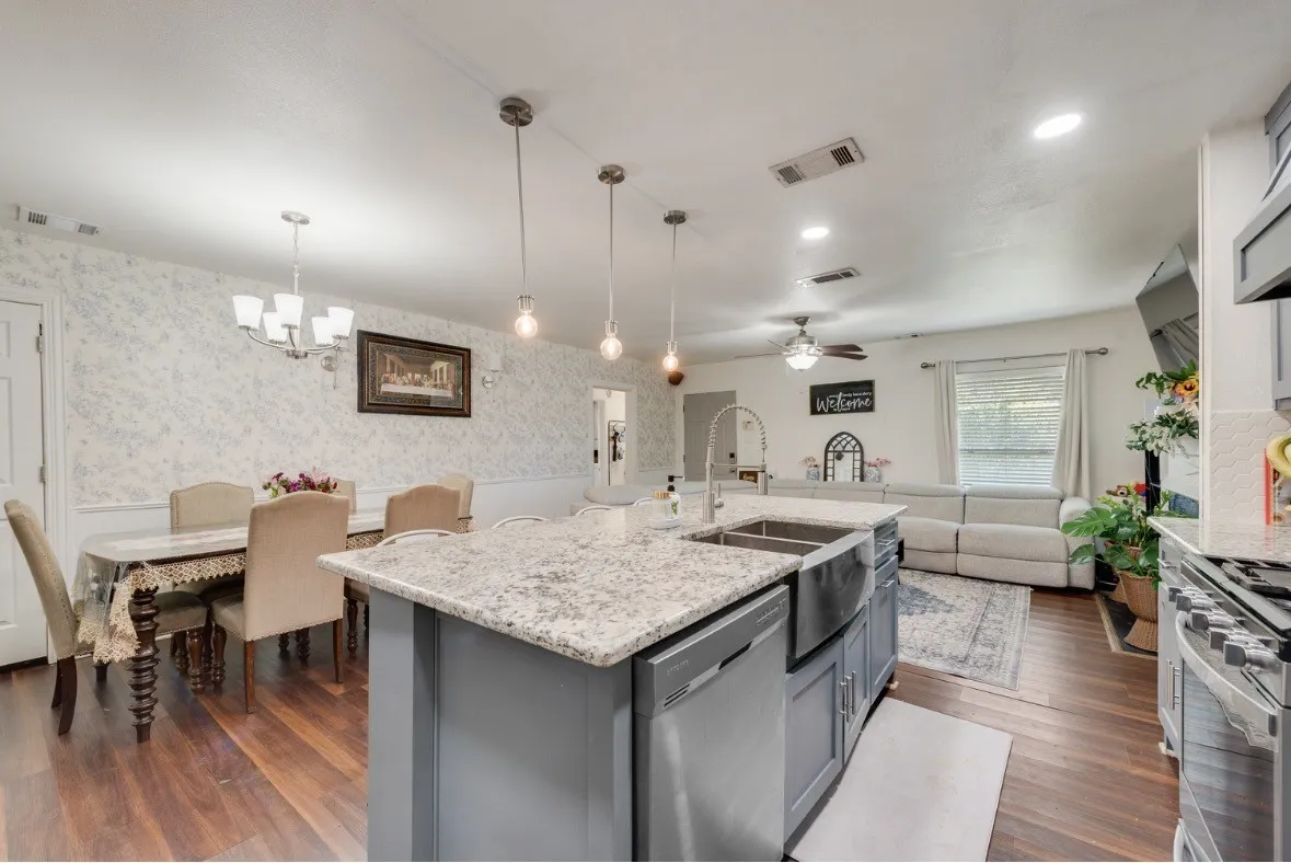 Single Family Residence For Sale in Tarrant County , 4024 Calmont Avenue, Fort Worth, Texas 76107, 4 Bedroom, 2 Bathroom, 1 Garage spaces, 1,743 Sqft, built in 1940, mls#21356148, Real Estate Agent in Fort Worth, Homes For Sale in Tarrant county, Homes For Sale in Fort Worth, Realtor in Fort Worth Texas, Real Estate Brokerage Independent Realty Texas, Luminita Cordes Realtor