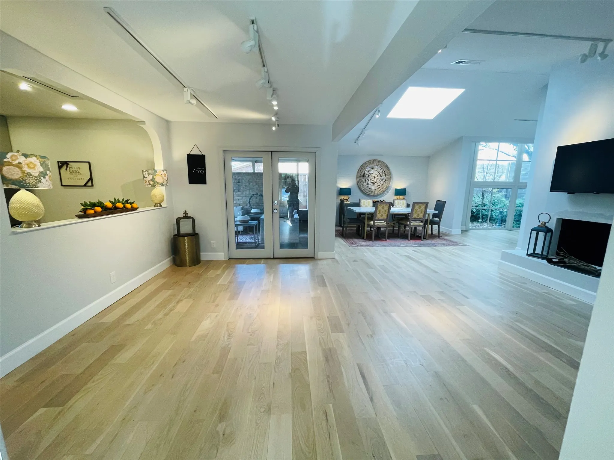Townhouse For Rent in Tarrant County , 3701 Hulen Park Drive, Fort Worth, Texas 76109, 3 Bedroom, 2 Bathroom, 2 Garage spaces, 2,172 Sqft, built in 1974, mls#21359725, Real Estate Agent in Fort Worth, Homes For Rent in Tarrant county, Homes For Rent in Fort Worth, Realtor in Fort Worth Texas, Real Estate Brokerage Independent Realty Texas, Luminita Cordes Realtor