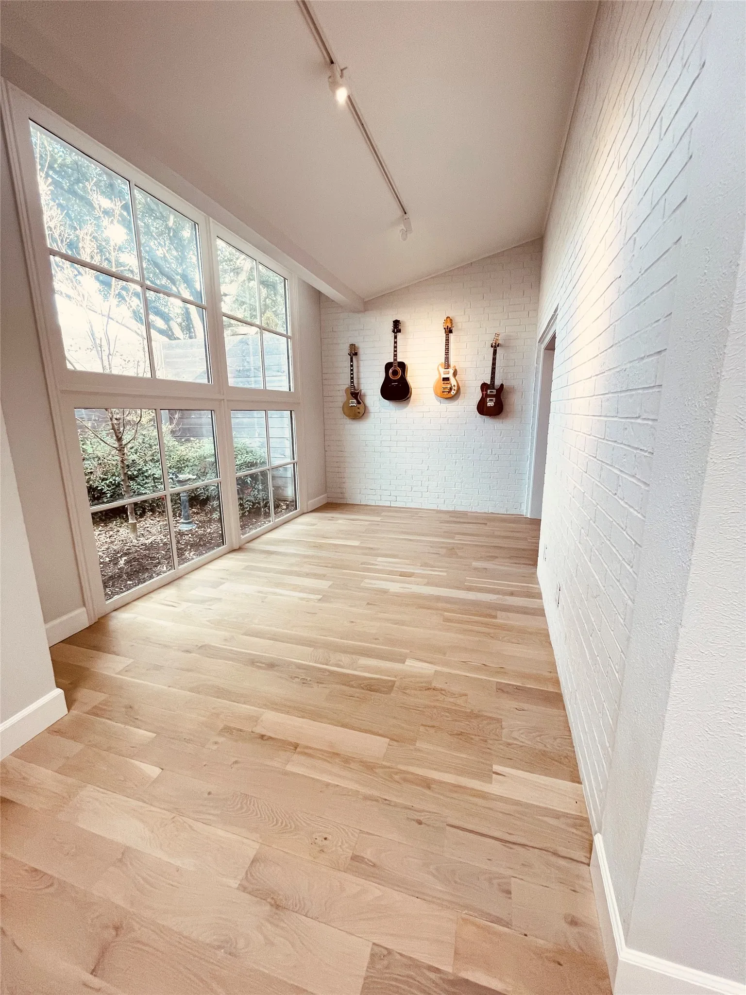 Townhouse For Rent in Tarrant County , 3701 Hulen Park Drive, Fort Worth, Texas 76109, 3 Bedroom, 2 Bathroom, 2 Garage spaces, 2,172 Sqft, built in 1974, mls#21359725, Real Estate Agent in Fort Worth, Homes For Rent in Tarrant county, Homes For Rent in Fort Worth, Realtor in Fort Worth Texas, Real Estate Brokerage Independent Realty Texas, Luminita Cordes Realtor