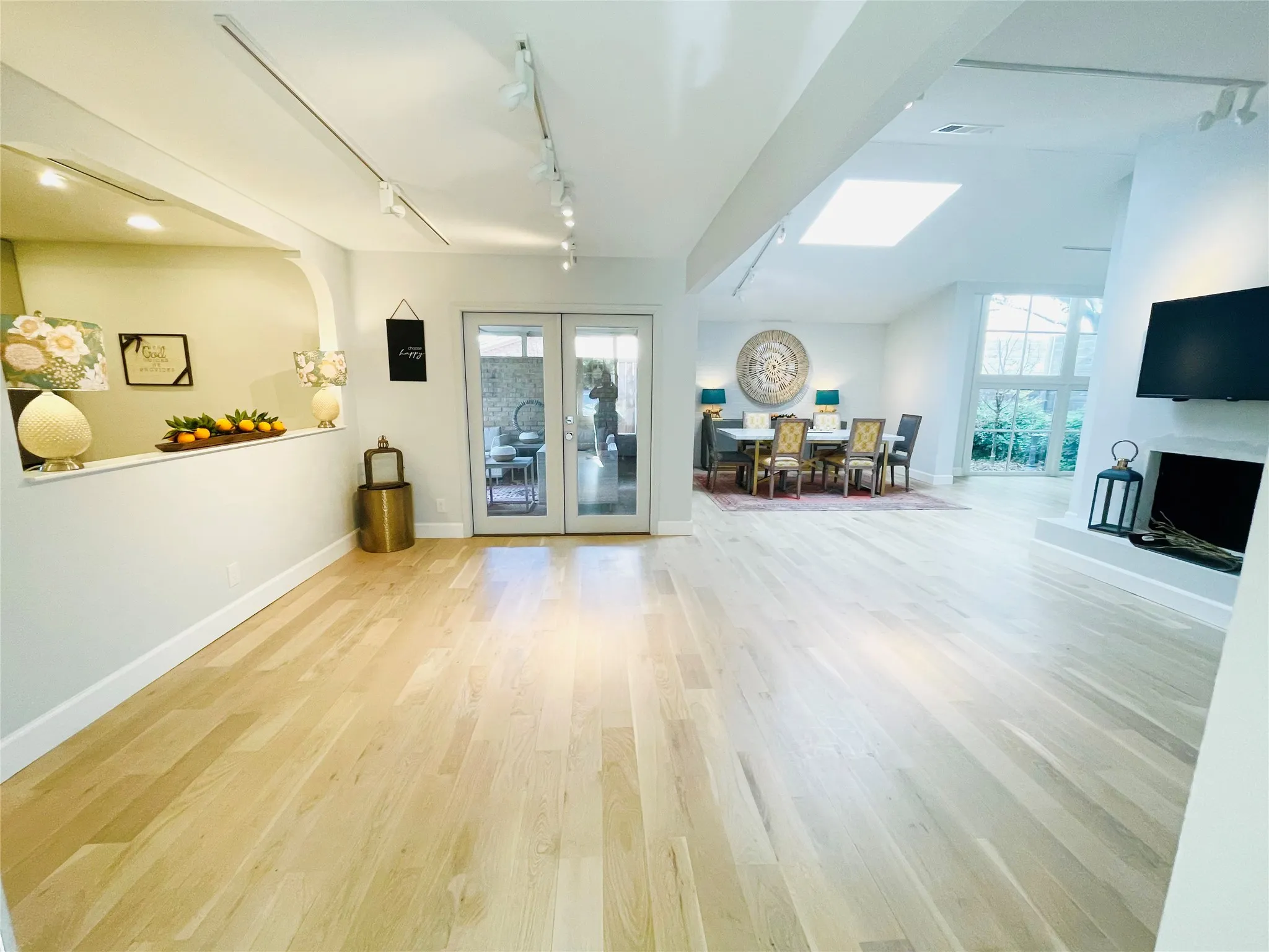 Townhouse For Rent in Tarrant County , 3701 Hulen Park Drive, Fort Worth, Texas 76109, 3 Bedroom, 2 Bathroom, 2 Garage spaces, 2,172 Sqft, built in 1974, mls#21359725, Real Estate Agent in Fort Worth, Homes For Rent in Tarrant county, Homes For Rent in Fort Worth, Realtor in Fort Worth Texas, Real Estate Brokerage Independent Realty Texas, Luminita Cordes Realtor