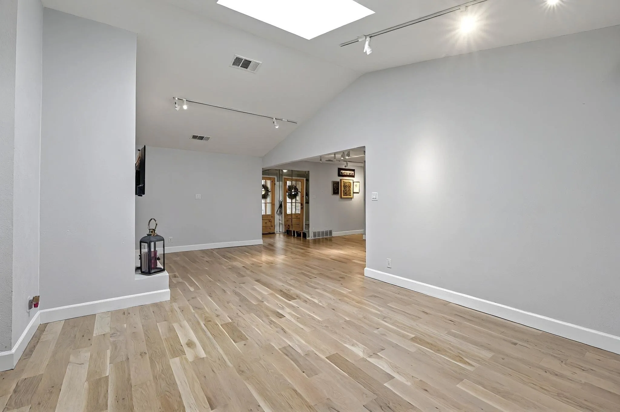 Townhouse For Rent in Tarrant County , 3701 Hulen Park Drive, Fort Worth, Texas 76109, 3 Bedroom, 2 Bathroom, 2 Garage spaces, 2,172 Sqft, built in 1974, mls#21359725, Real Estate Agent in Fort Worth, Homes For Rent in Tarrant county, Homes For Rent in Fort Worth, Realtor in Fort Worth Texas, Real Estate Brokerage Independent Realty Texas, Luminita Cordes Realtor
