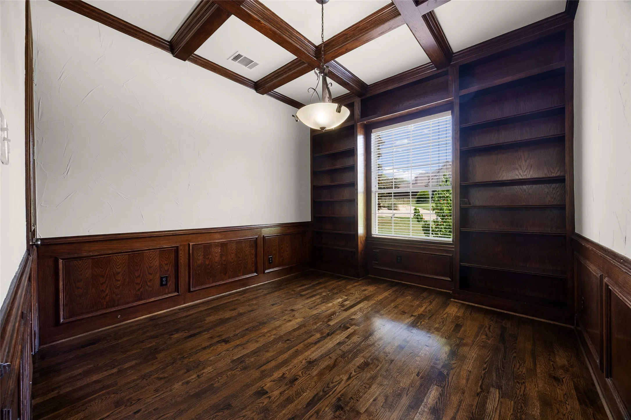 Single Family Residence For Sale in Rockwall County , 2409 Legend Drive, Heath, Texas 75032, 5 Bedroom, 5 Bathroom, 3 Garage spaces, 3,788 Sqft, built in 1999, mls#21359047, Real Estate Agent in Heath, Homes For Sale in Rockwall county, Homes For Sale in Heath, Realtor in Heath Texas, Real Estate Brokerage Independent Realty Texas, Luminita Cordes Realtor