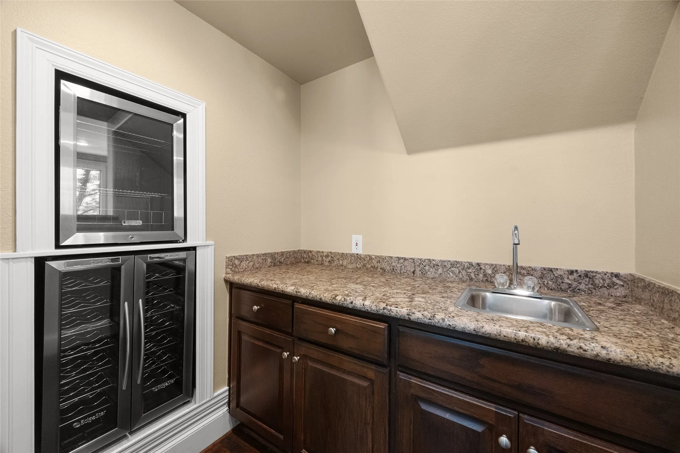 Single Family Residence For Sale in Rockwall County , 2409 Legend Drive, Heath, Texas 75032, 5 Bedroom, 5 Bathroom, 3 Garage spaces, 3,788 Sqft, built in 1999, mls#21359047, Real Estate Agent in Heath, Homes For Sale in Rockwall county, Homes For Sale in Heath, Realtor in Heath Texas, Real Estate Brokerage Independent Realty Texas, Luminita Cordes Realtor