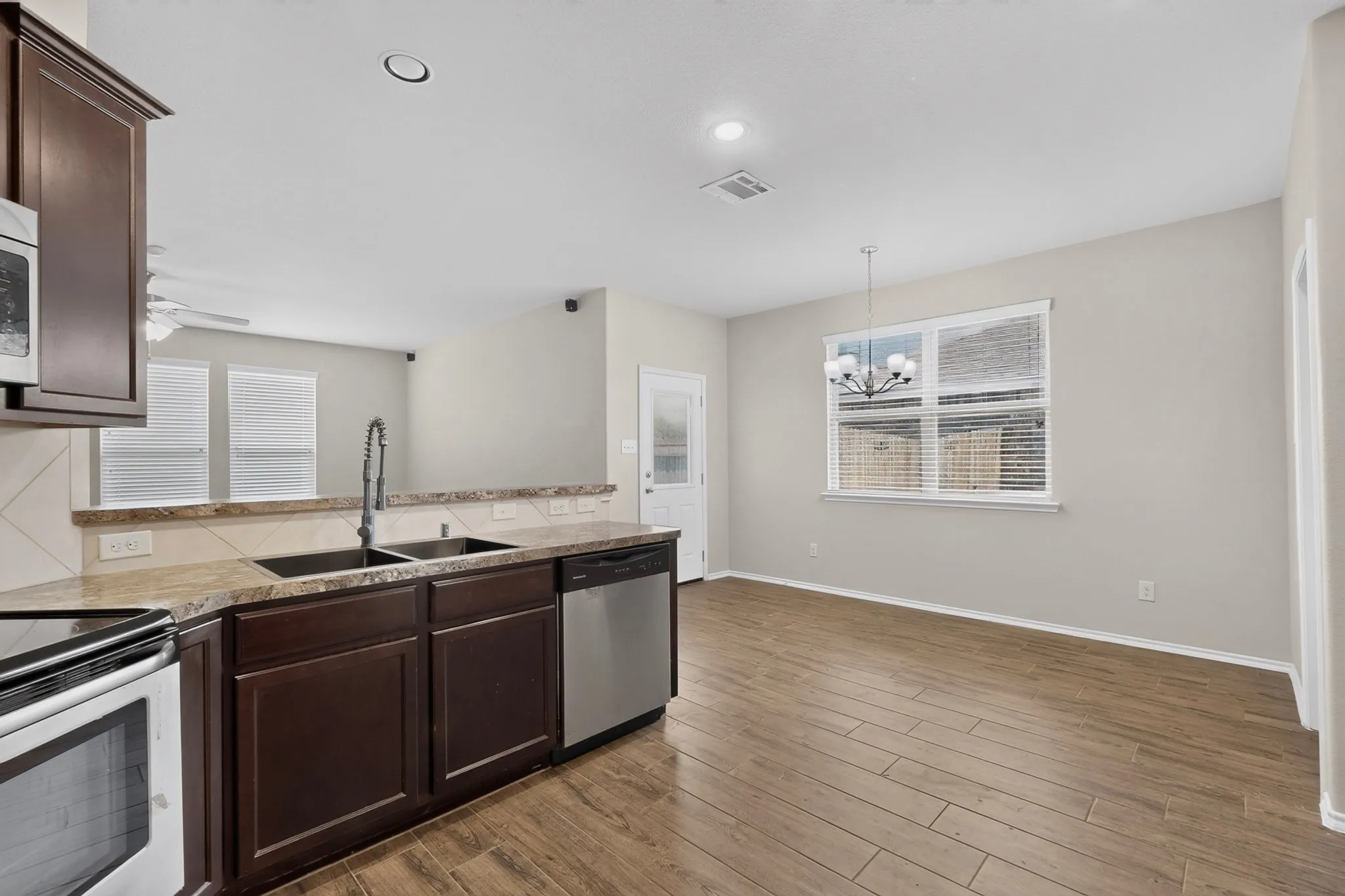 Single Family Residence For Sale in Grayson County , 410 Dartmouth Drive, Van Alstyne, Texas 75496, 4 Bedroom, 3 Bathroom, 2 Garage spaces, 2,640 Sqft, built in 2015, mls#21359191, Real Estate Agent in Van Alstyne, Homes For Sale in Grayson county, Homes For Sale in Van Alstyne, Realtor in Van Alstyne Texas, Real Estate Brokerage Independent Realty Texas, Luminita Cordes Realtor
