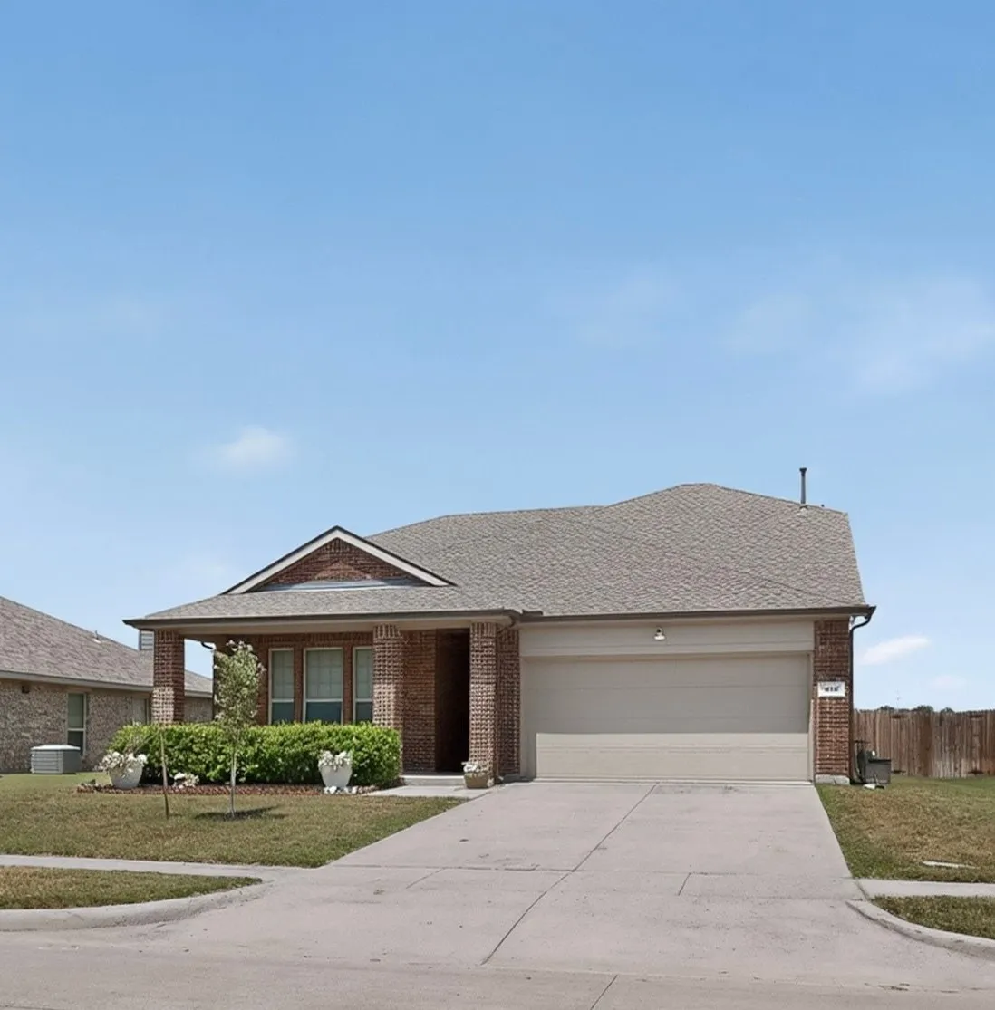 Single Family Residence For Sale in Grayson County , 410 Dartmouth Drive, Van Alstyne, Texas 75496, 4 Bedroom, 3 Bathroom, 2 Garage spaces, 2,640 Sqft, built in 2015, mls#21359191, Real Estate Agent in Van Alstyne, Homes For Sale in Grayson county, Homes For Sale in Van Alstyne, Realtor in Van Alstyne Texas, Real Estate Brokerage Independent Realty Texas, Luminita Cordes Realtor