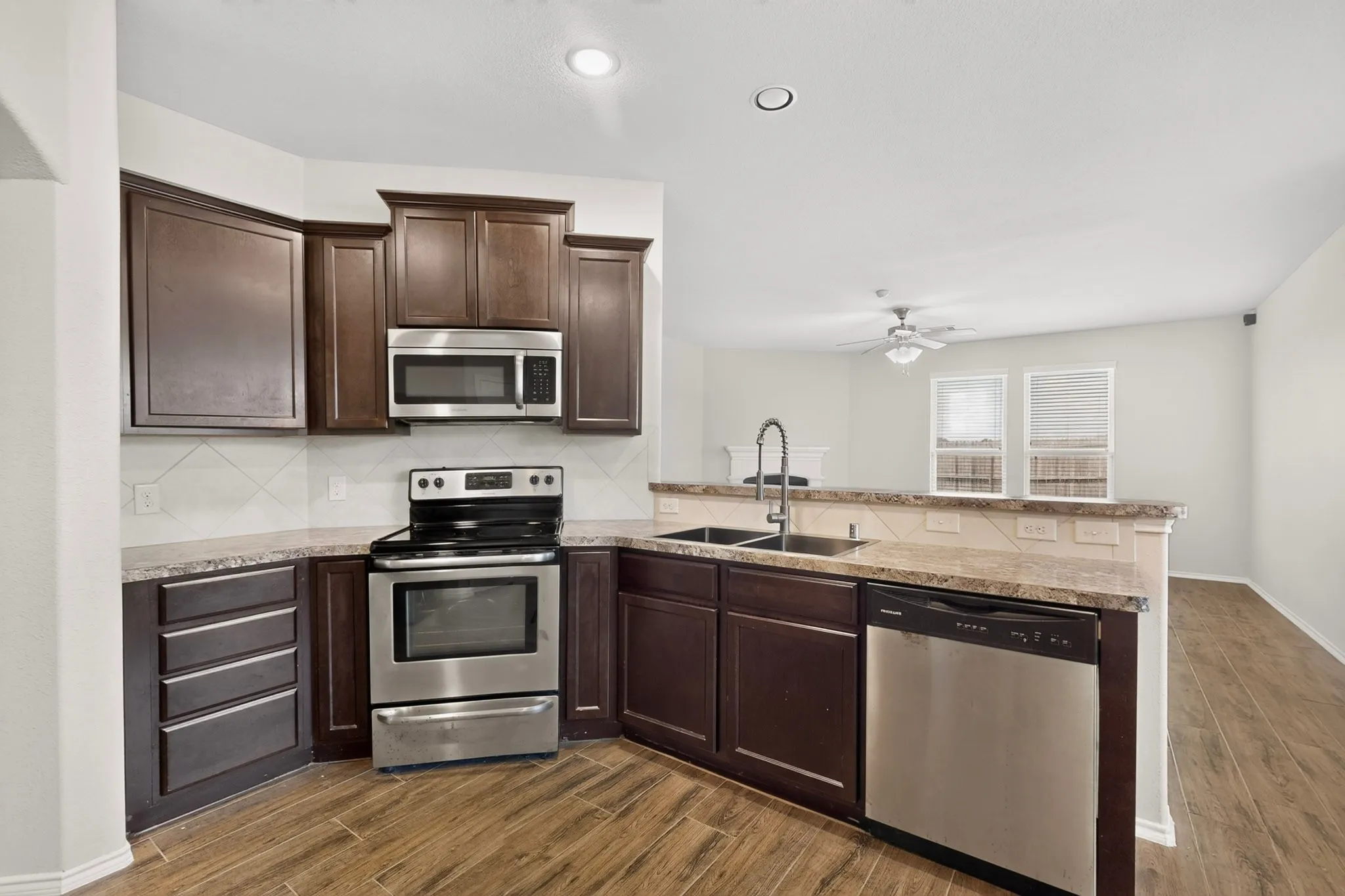Single Family Residence For Sale in Grayson County , 410 Dartmouth Drive, Van Alstyne, Texas 75496, 4 Bedroom, 3 Bathroom, 2 Garage spaces, 2,640 Sqft, built in 2015, mls#21359191, Real Estate Agent in Van Alstyne, Homes For Sale in Grayson county, Homes For Sale in Van Alstyne, Realtor in Van Alstyne Texas, Real Estate Brokerage Independent Realty Texas, Luminita Cordes Realtor