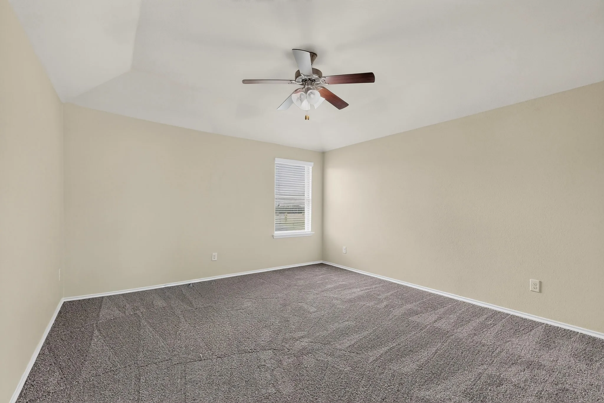 Single Family Residence For Sale in Grayson County , 410 Dartmouth Drive, Van Alstyne, Texas 75496, 4 Bedroom, 3 Bathroom, 2 Garage spaces, 2,640 Sqft, built in 2015, mls#21359191, Real Estate Agent in Van Alstyne, Homes For Sale in Grayson county, Homes For Sale in Van Alstyne, Realtor in Van Alstyne Texas, Real Estate Brokerage Independent Realty Texas, Luminita Cordes Realtor