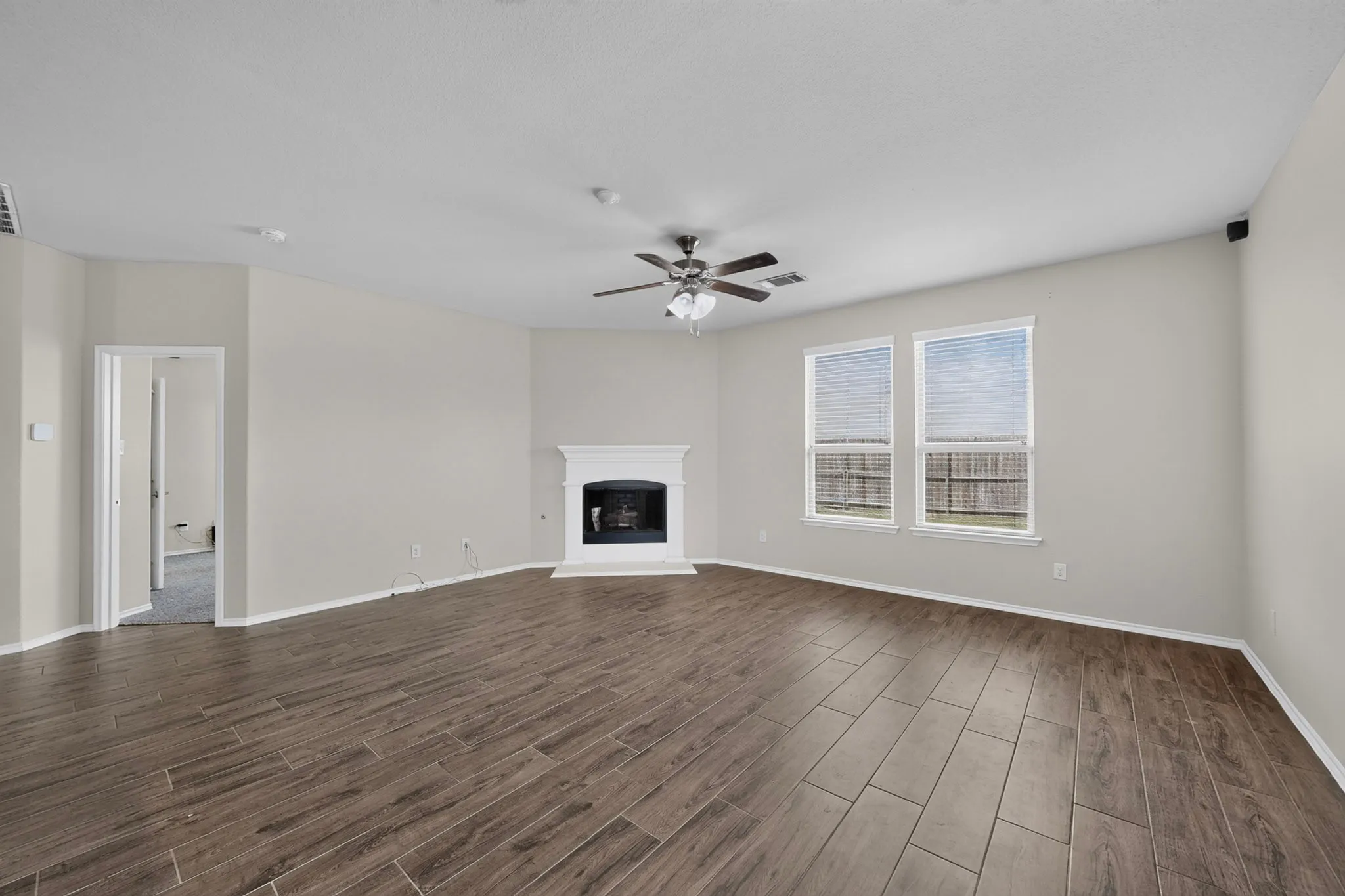 Single Family Residence For Sale in Grayson County , 410 Dartmouth Drive, Van Alstyne, Texas 75496, 4 Bedroom, 3 Bathroom, 2 Garage spaces, 2,640 Sqft, built in 2015, mls#21359191, Real Estate Agent in Van Alstyne, Homes For Sale in Grayson county, Homes For Sale in Van Alstyne, Realtor in Van Alstyne Texas, Real Estate Brokerage Independent Realty Texas, Luminita Cordes Realtor