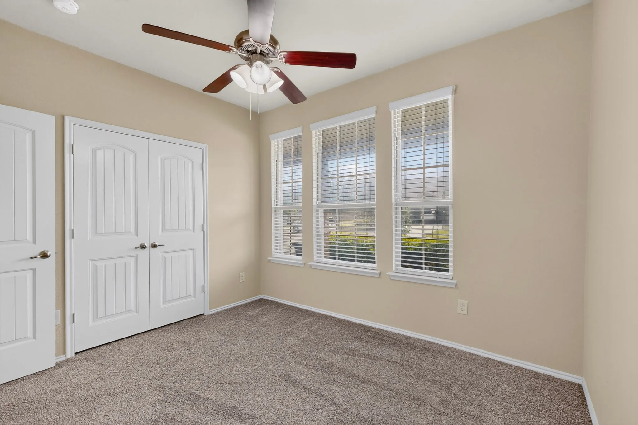 Single Family Residence For Sale in Grayson County , 410 Dartmouth Drive, Van Alstyne, Texas 75496, 4 Bedroom, 3 Bathroom, 2 Garage spaces, 2,640 Sqft, built in 2015, mls#21359191, Real Estate Agent in Van Alstyne, Homes For Sale in Grayson county, Homes For Sale in Van Alstyne, Realtor in Van Alstyne Texas, Real Estate Brokerage Independent Realty Texas, Luminita Cordes Realtor