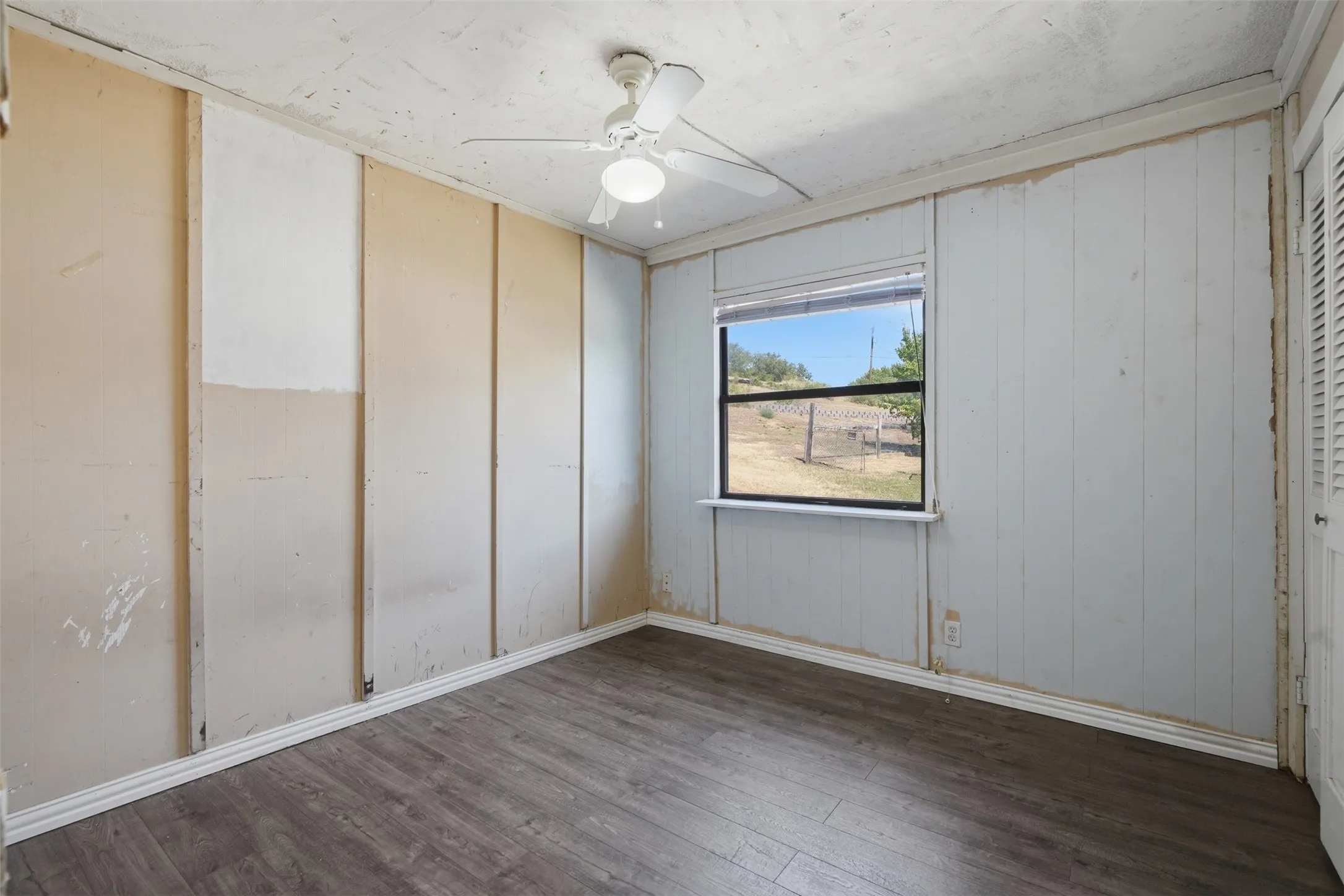 Single Family Residence For Sale in Denton County , 9112 Caddo Trail, Flower Mound, Texas 75022, 2 Bedroom, 1 Bathroom, Garage spaces, 995 Sqft, built in 1970, mls#21359702, Real Estate Agent in Flower Mound, Homes For Sale in Denton county, Homes For Sale in Flower Mound, Realtor in Flower Mound Texas, Real Estate Brokerage Independent Realty Texas, Luminita Cordes Realtor
