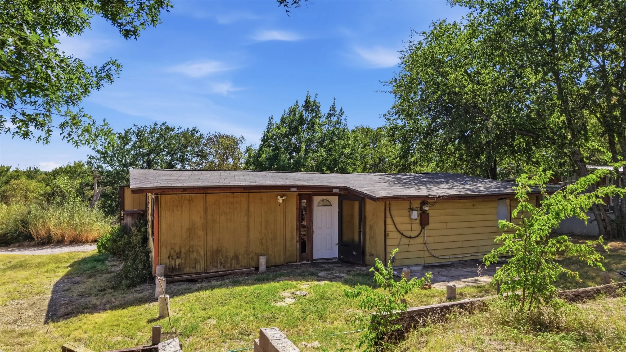 Single Family Residence For Sale in Denton County , 9112 Caddo Trail, Flower Mound, Texas 75022, 2 Bedroom, 1 Bathroom, Garage spaces, 995 Sqft, built in 1970, mls#21359702, Real Estate Agent in Flower Mound, Homes For Sale in Denton county, Homes For Sale in Flower Mound, Realtor in Flower Mound Texas, Real Estate Brokerage Independent Realty Texas, Luminita Cordes Realtor