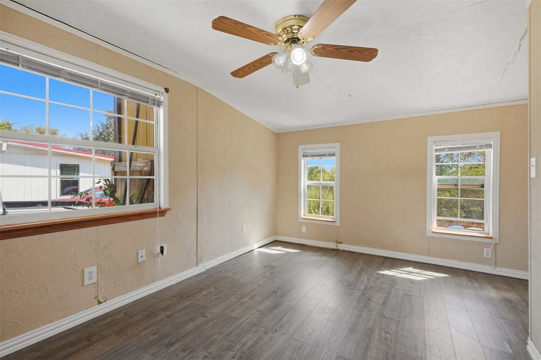 Wood-finish flooring with a neutral wall​​‌​​​​‌​​‌‌​‌‌​​​‌‌​‌​‌​‌​​​‌​​ color