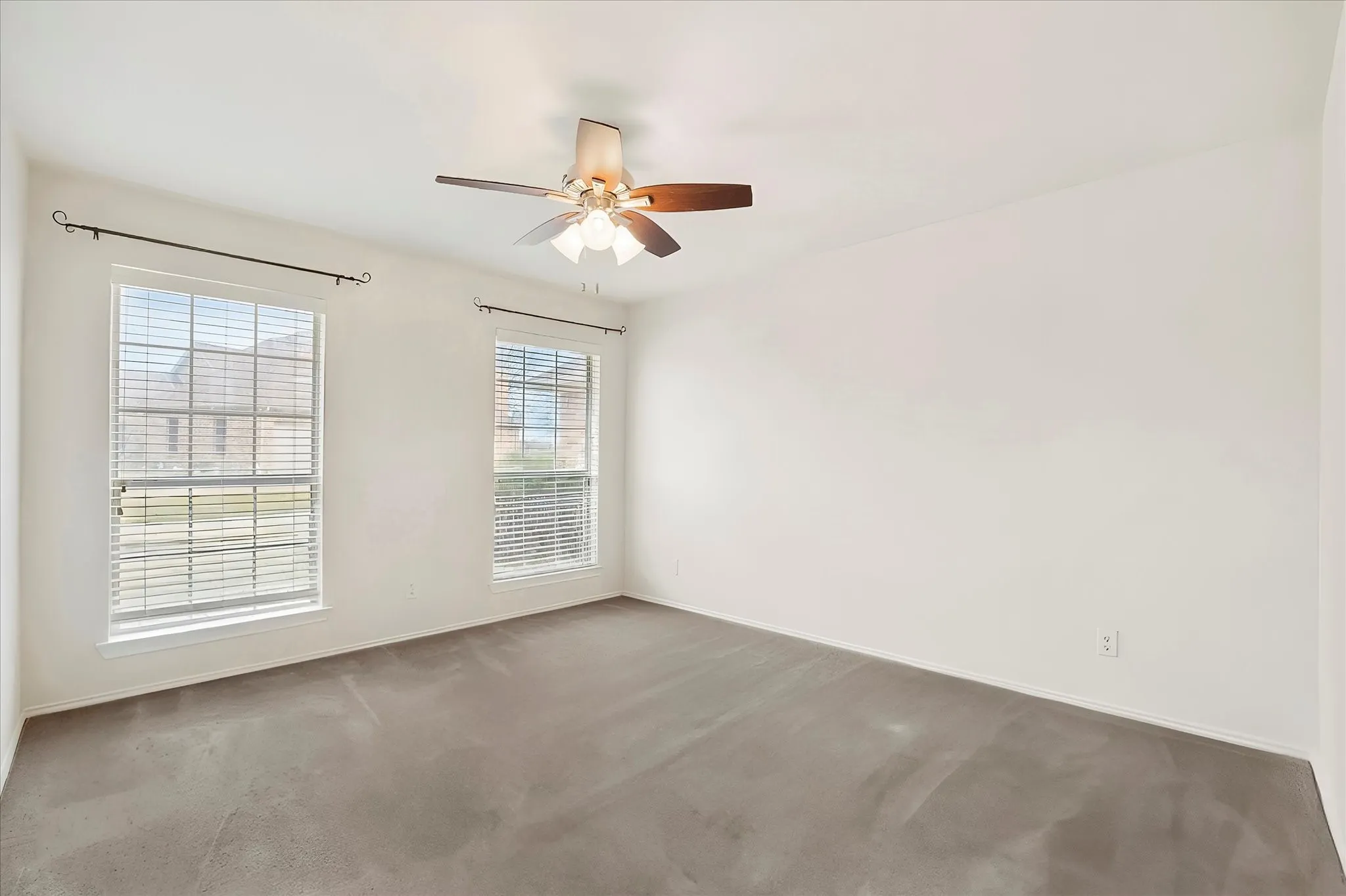 Single Family Residence For Sale in Kaufman County , 1025 Oak Hollow Lane, Combine, Texas 75159, 4 Bedroom, 3 Bathroom, 2 Garage spaces, 2,560 Sqft, built in 2002, mls#21359328, Real Estate Agent in Combine, Homes For Sale in Kaufman county, Homes For Sale in Combine, Realtor in Combine Texas, Real Estate Brokerage Independent Realty Texas, Luminita Cordes Realtor