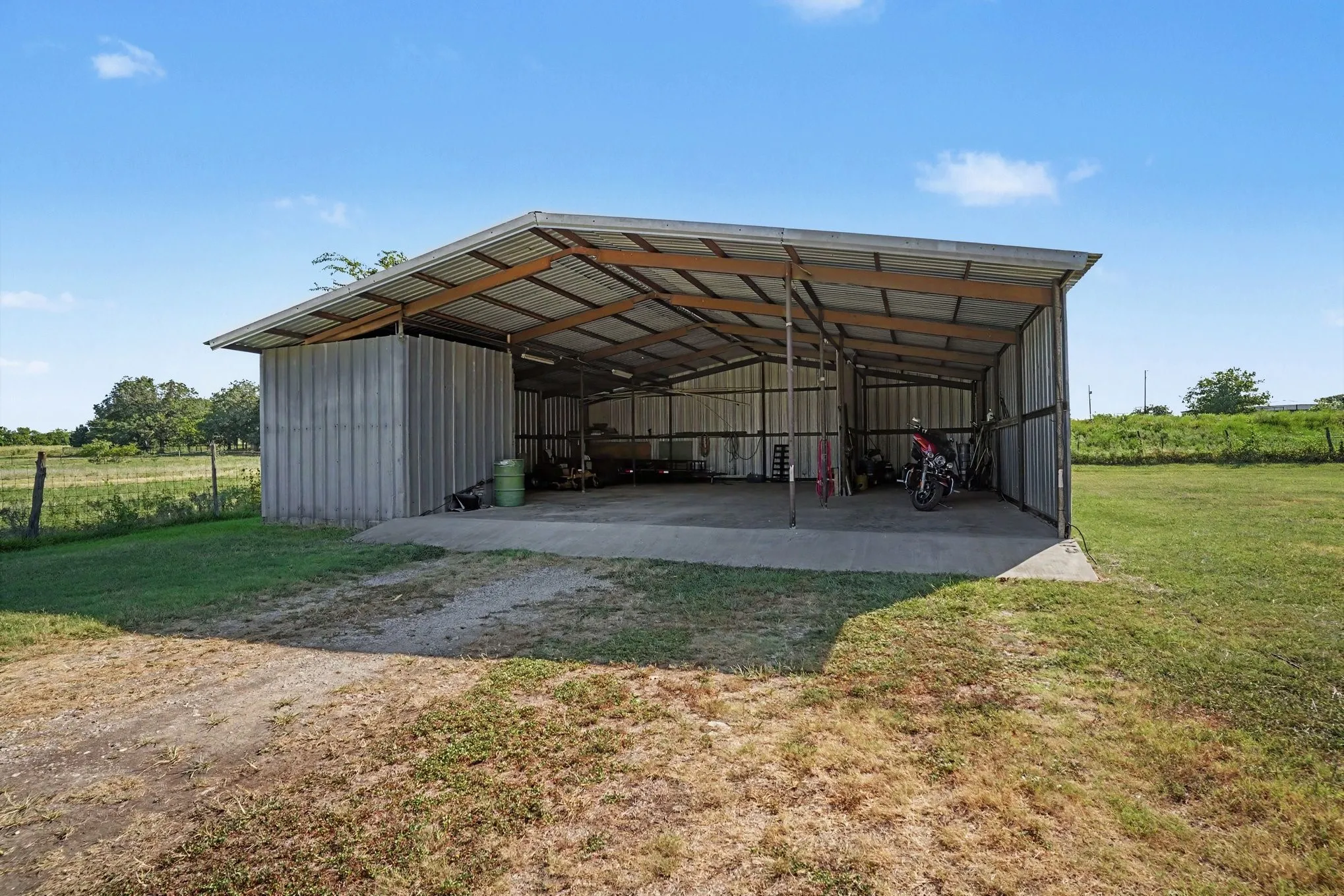 Single Family Residence For Sale in Johnson County , 3845 County Road 415, Alvarado, Texas 76009, 2 Bedroom, 2 Bathroom, 2 Garage spaces, 1,916 Sqft, built in 1965, mls#21356998, Real Estate Agent in Alvarado, Homes For Sale in Johnson county, Homes For Sale in Alvarado, Realtor in Alvarado Texas, Real Estate Brokerage Independent Realty Texas, Luminita Cordes Realtor
