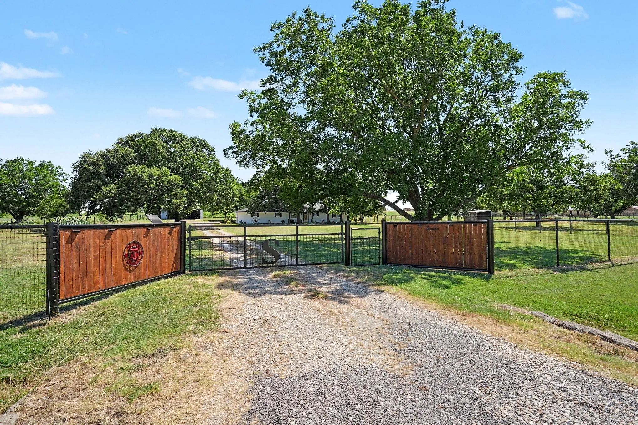 Single Family Residence For Sale in Johnson County , 3845 County Road 415, Alvarado, Texas 76009, 2 Bedroom, 2 Bathroom, 2 Garage spaces, 1,916 Sqft, built in 1965, mls#21356998, Real Estate Agent in Alvarado, Homes For Sale in Johnson county, Homes For Sale in Alvarado, Realtor in Alvarado Texas, Real Estate Brokerage Independent Realty Texas, Luminita Cordes Realtor