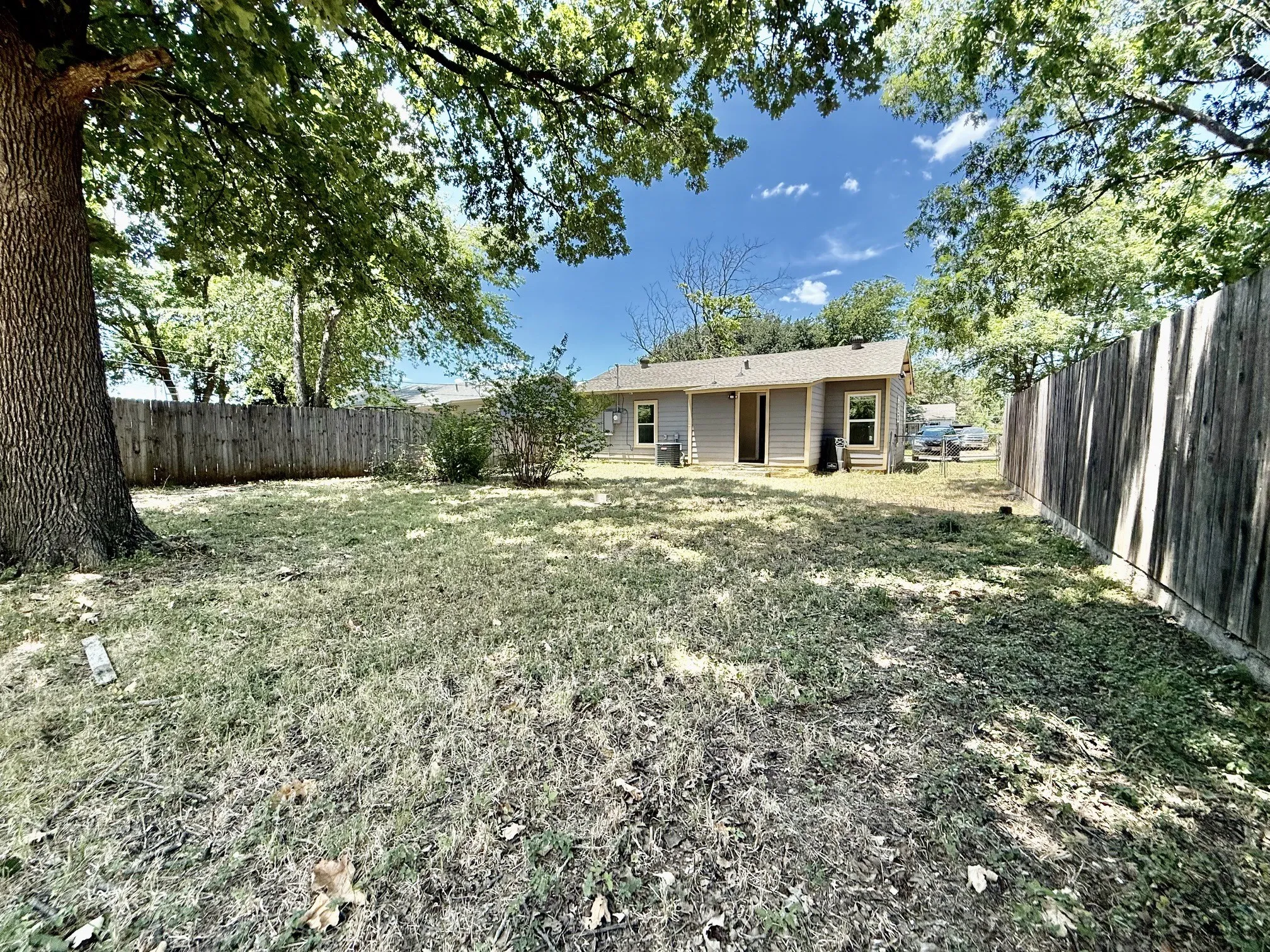Single Family Residence For Sale in Tarrant County , 1521 Withers Street, Fort Worth, Texas 76105, 3 Bedroom, 1 Bathroom, Garage spaces, 883 Sqft, built in 1954, mls#21341609, Real Estate Agent in Fort Worth, Homes For Sale in Tarrant county, Homes For Sale in Fort Worth, Realtor in Fort Worth Texas, Real Estate Brokerage Independent Realty Texas, Luminita Cordes Realtor