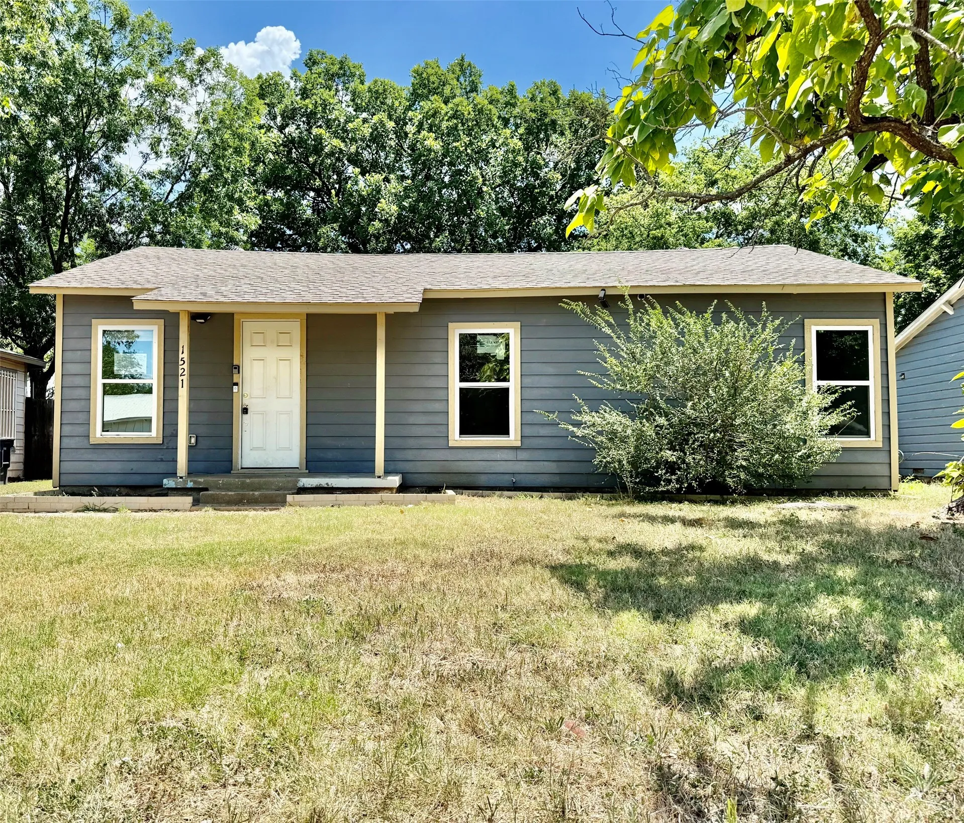 Single Family Residence For Sale in Tarrant County , 1521 Withers Street, Fort Worth, Texas 76105, 3 Bedroom, 1 Bathroom, Garage spaces, 883 Sqft, built in 1954, mls#21341609, Real Estate Agent in Fort Worth, Homes For Sale in Tarrant county, Homes For Sale in Fort Worth, Realtor in Fort Worth Texas, Real Estate Brokerage Independent Realty Texas, Luminita Cordes Realtor