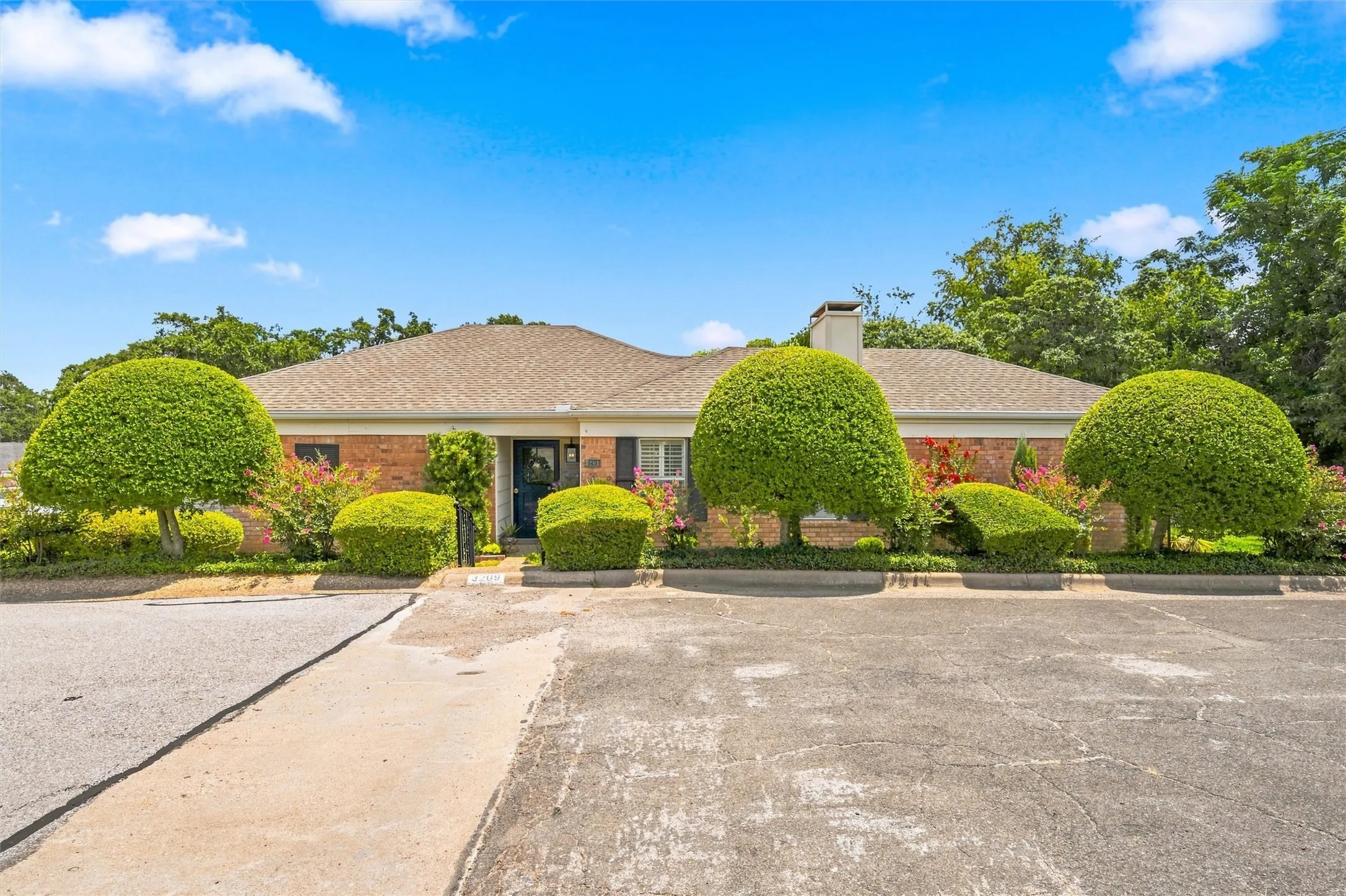 Single Family Residence For Sale in Mc Lennan County , 3209 Creekwood Circle, Waco, Texas 76710, 2 Bedroom, 2 Bathroom, 2 Garage spaces, 1,396 Sqft, built in 1980, mls#21359720, Real Estate Agent in Waco, Homes For Sale in Mc Lennan county, Homes For Sale in Waco, Realtor in Waco Texas, Real Estate Brokerage Independent Realty Texas, Luminita Cordes Realtor
