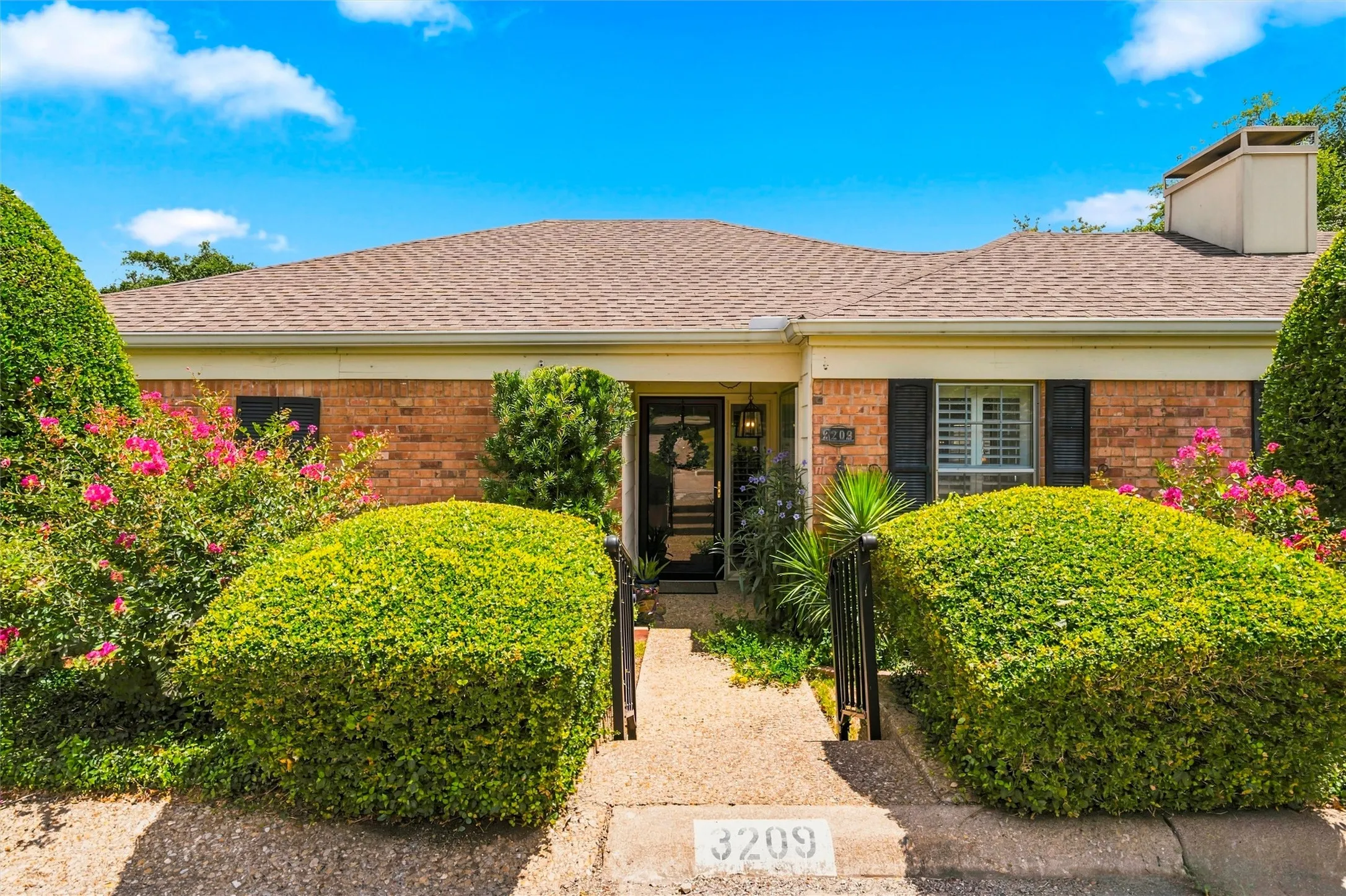 Single Family Residence For Sale in Mc Lennan County , 3209 Creekwood Circle, Waco, Texas 76710, 2 Bedroom, 2 Bathroom, 2 Garage spaces, 1,396 Sqft, built in 1980, mls#21359720, Real Estate Agent in Waco, Homes For Sale in Mc Lennan county, Homes For Sale in Waco, Realtor in Waco Texas, Real Estate Brokerage Independent Realty Texas, Luminita Cordes Realtor