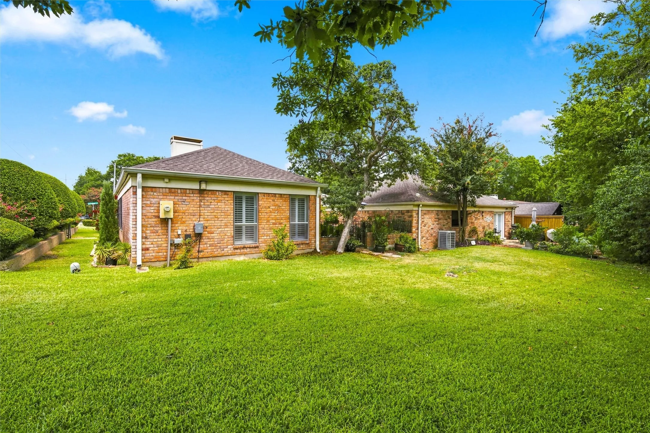 Single Family Residence For Sale in Mc Lennan County , 3209 Creekwood Circle, Waco, Texas 76710, 2 Bedroom, 2 Bathroom, 2 Garage spaces, 1,396 Sqft, built in 1980, mls#21359720, Real Estate Agent in Waco, Homes For Sale in Mc Lennan county, Homes For Sale in Waco, Realtor in Waco Texas, Real Estate Brokerage Independent Realty Texas, Luminita Cordes Realtor