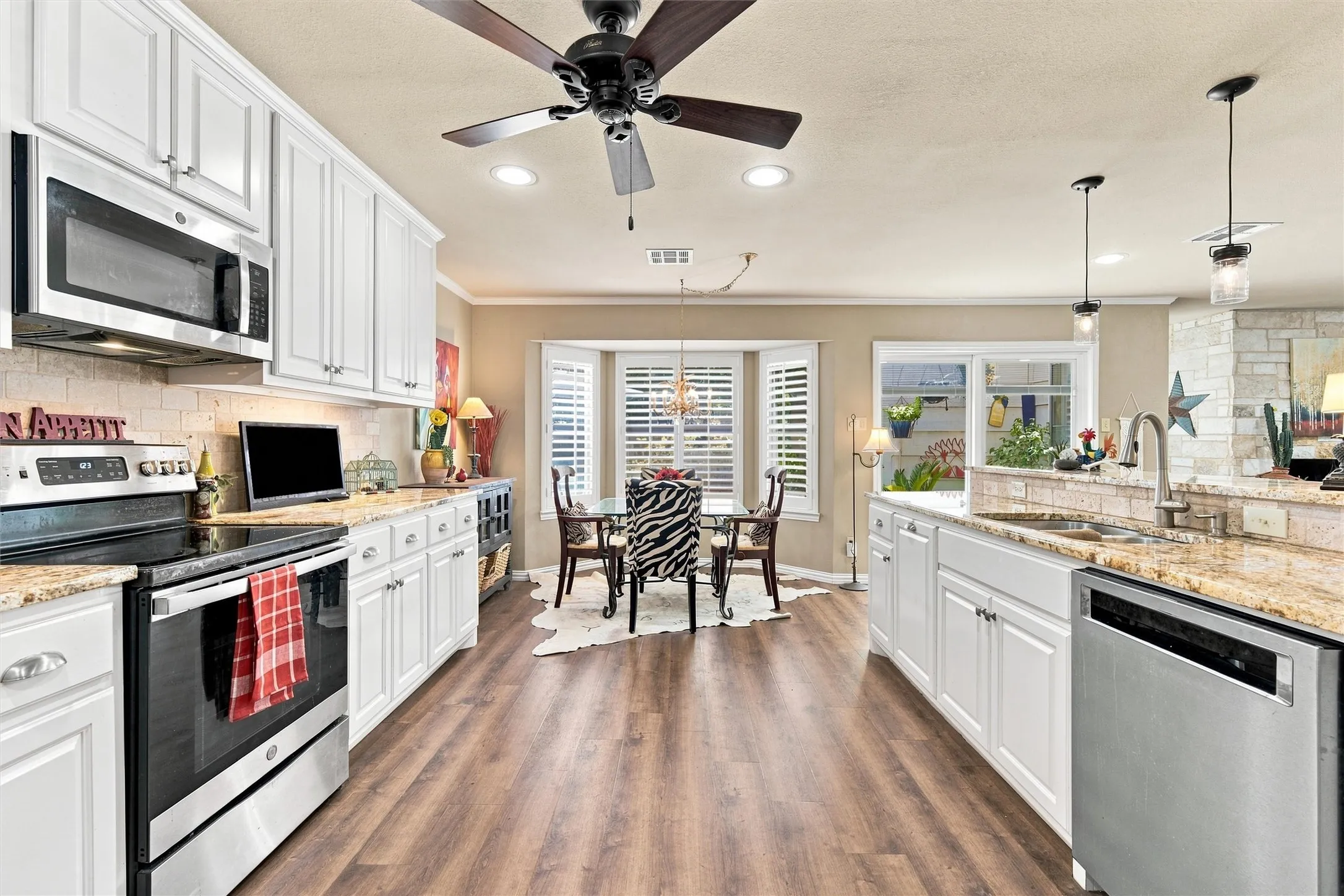 Single Family Residence For Sale in Mc Lennan County , 3209 Creekwood Circle, Waco, Texas 76710, 2 Bedroom, 2 Bathroom, 2 Garage spaces, 1,396 Sqft, built in 1980, mls#21359720, Real Estate Agent in Waco, Homes For Sale in Mc Lennan county, Homes For Sale in Waco, Realtor in Waco Texas, Real Estate Brokerage Independent Realty Texas, Luminita Cordes Realtor