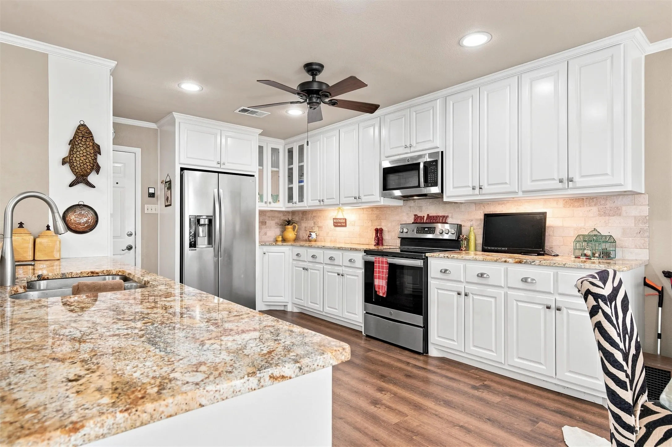 Single Family Residence For Sale in Mc Lennan County , 3209 Creekwood Circle, Waco, Texas 76710, 2 Bedroom, 2 Bathroom, 2 Garage spaces, 1,396 Sqft, built in 1980, mls#21359720, Real Estate Agent in Waco, Homes For Sale in Mc Lennan county, Homes For Sale in Waco, Realtor in Waco Texas, Real Estate Brokerage Independent Realty Texas, Luminita Cordes Realtor