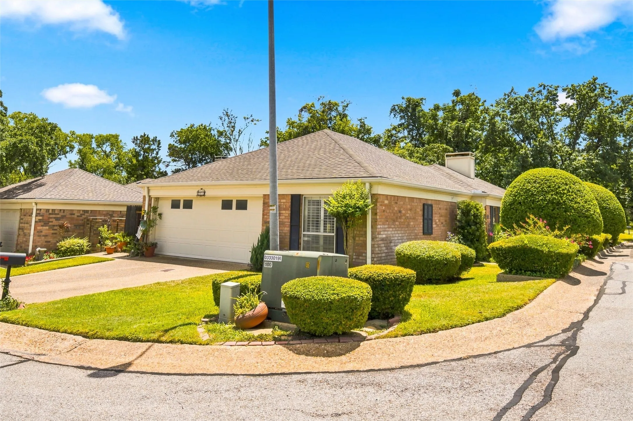 Single Family Residence For Sale in Mc Lennan County , 3209 Creekwood Circle, Waco, Texas 76710, 2 Bedroom, 2 Bathroom, 2 Garage spaces, 1,396 Sqft, built in 1980, mls#21359720, Real Estate Agent in Waco, Homes For Sale in Mc Lennan county, Homes For Sale in Waco, Realtor in Waco Texas, Real Estate Brokerage Independent Realty Texas, Luminita Cordes Realtor