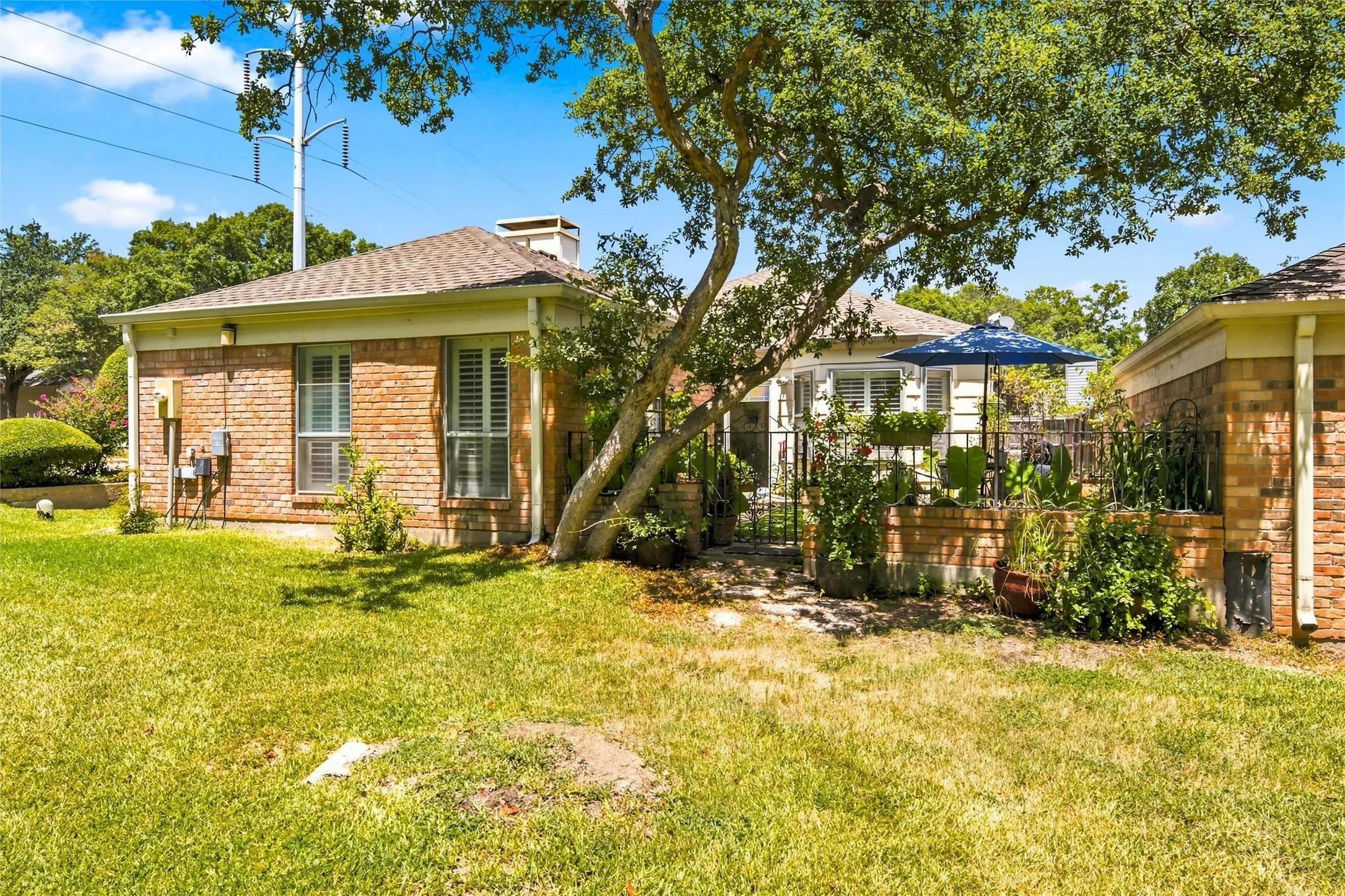 Single Family Residence For Sale in Mc Lennan County , 3209 Creekwood Circle, Waco, Texas 76710, 2 Bedroom, 2 Bathroom, 2 Garage spaces, 1,396 Sqft, built in 1980, mls#21359720, Real Estate Agent in Waco, Homes For Sale in Mc Lennan county, Homes For Sale in Waco, Realtor in Waco Texas, Real Estate Brokerage Independent Realty Texas, Luminita Cordes Realtor