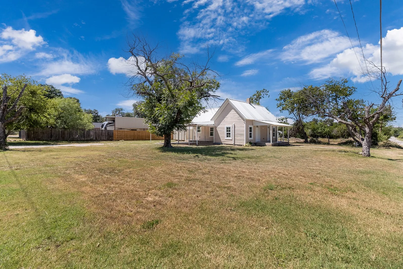 Single Family Residence For Sale in Mc Culloch County , 906 S Walnut, Brady, Texas 76825, 2 Bedroom, 1 Bathroom, Garage spaces, 828 Sqft, built in 1940, mls#21359397, Real Estate Agent in Brady, Homes For Sale in Mc Culloch county, Homes For Sale in Brady, Realtor in Brady Texas, Real Estate Brokerage Independent Realty Texas, Luminita Cordes Realtor