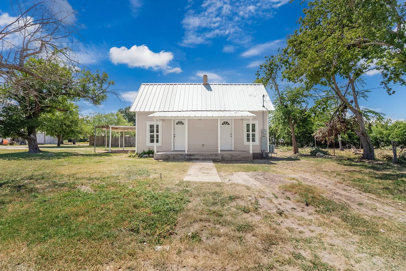 Single Family Residence For Sale in Mc Culloch County , 906 S Walnut, Brady, Texas 76825, 2 Bedroom, 1 Bathroom, Garage spaces, 828 Sqft, built in 1940, mls#21359397, Real Estate Agent in Brady, Homes For Sale in Mc Culloch county, Homes For Sale in Brady, Realtor in Brady Texas, Real Estate Brokerage Independent Realty Texas, Luminita Cordes Realtor