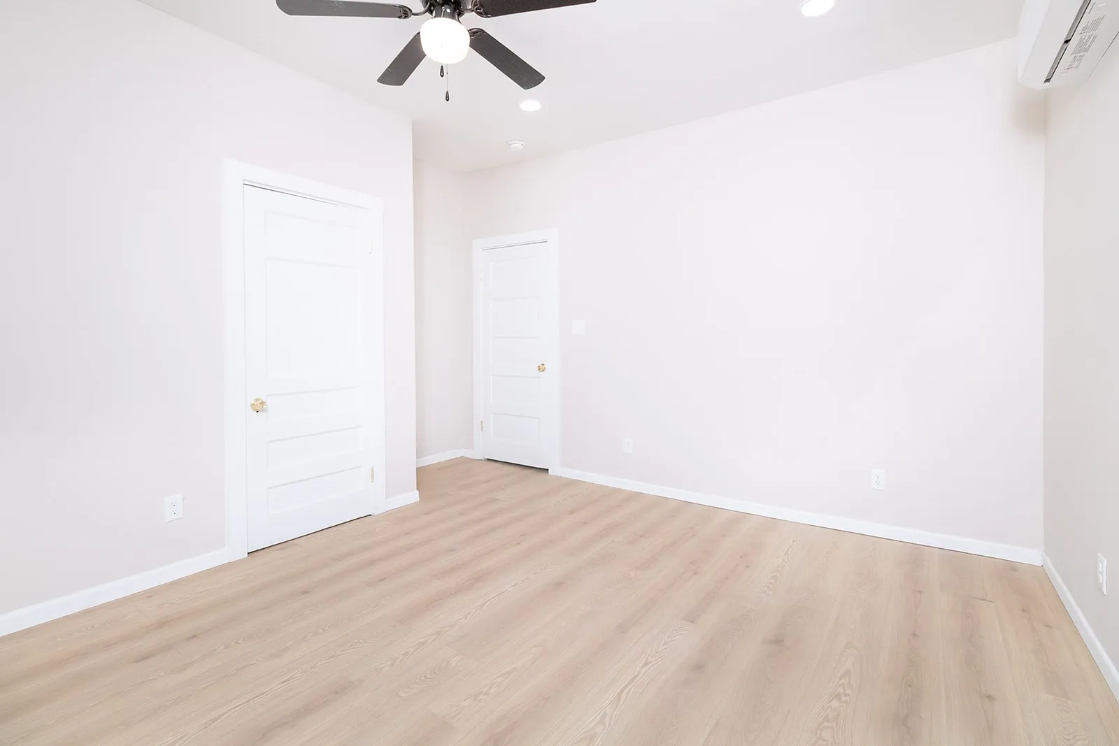 Single Family Residence For Sale in Mc Culloch County , 906 S Walnut, Brady, Texas 76825, 2 Bedroom, 1 Bathroom, Garage spaces, 828 Sqft, built in 1940, mls#21359397, Real Estate Agent in Brady, Homes For Sale in Mc Culloch county, Homes For Sale in Brady, Realtor in Brady Texas, Real Estate Brokerage Independent Realty Texas, Luminita Cordes Realtor